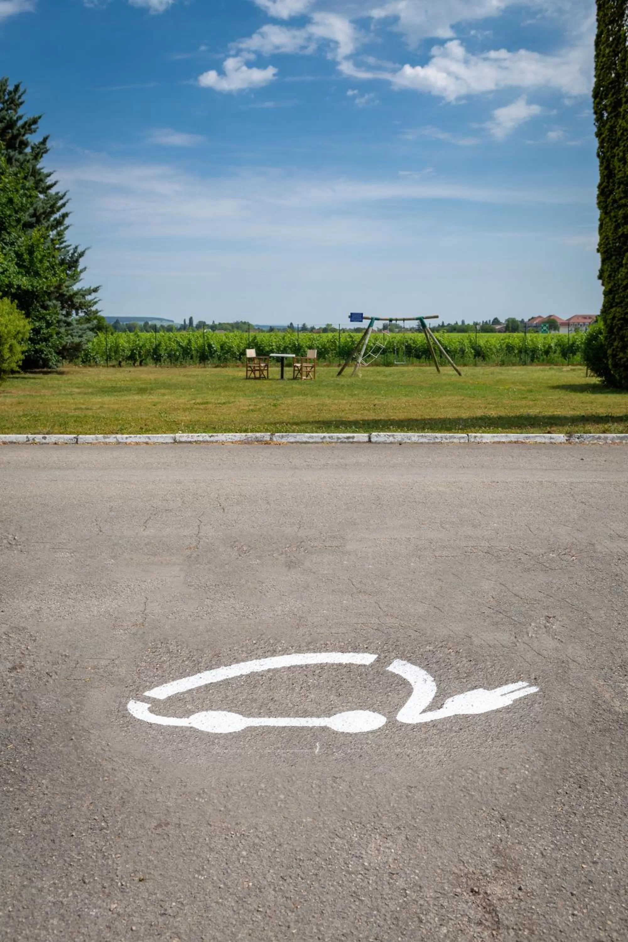 Parking in Kyriad Prestige Beaune le Panorama