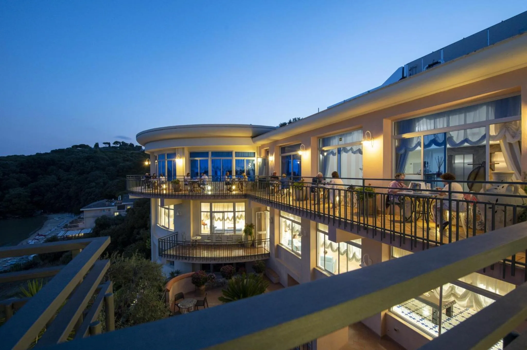 Restaurant/places to eat in Summit Hotel