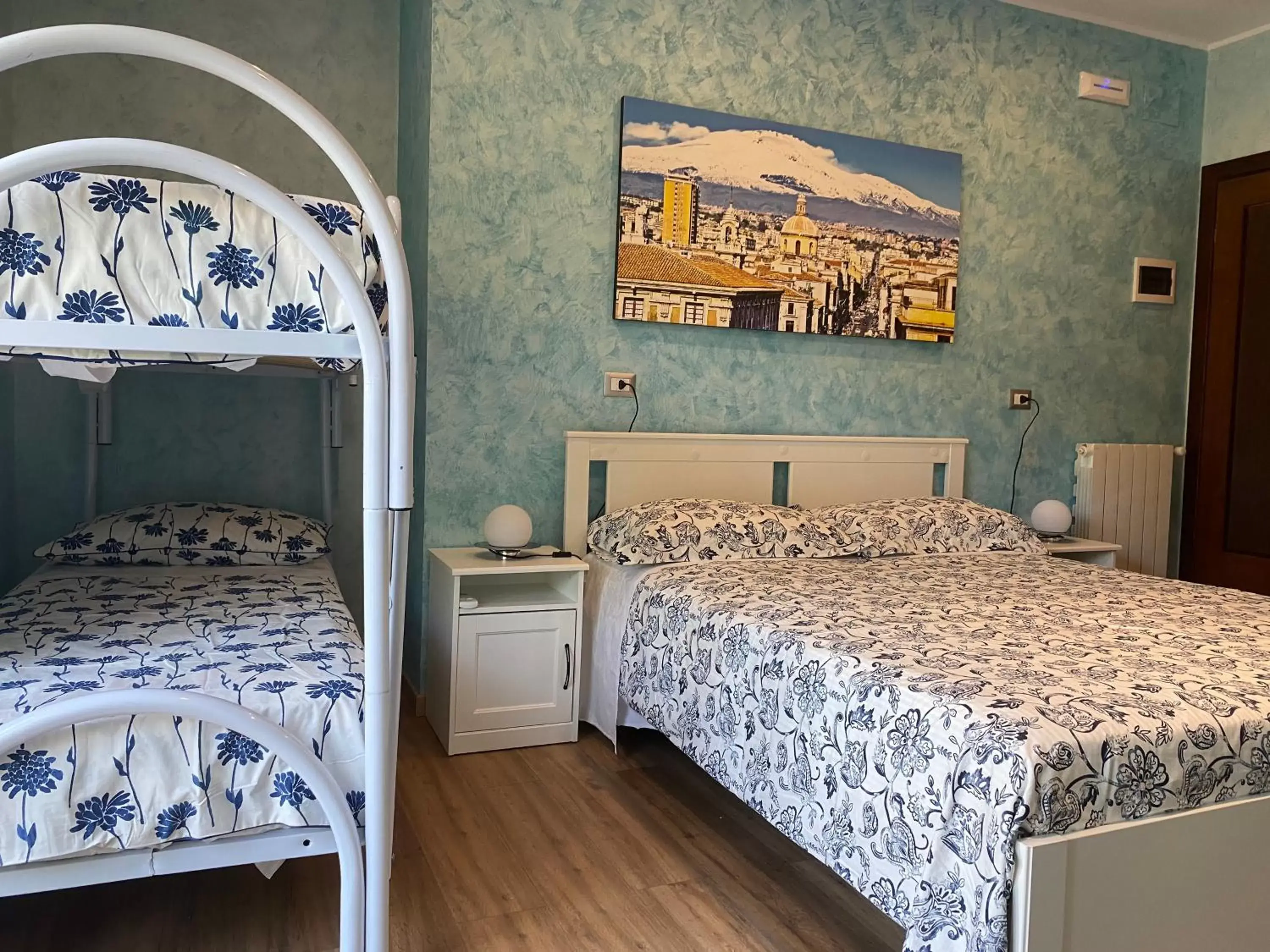 Family Room with Private Bathroom in B&B CATANIA CENTRO - Charme & More Family Room with Private Bathroom in B&B CATANIA CENTRO - Charme & More