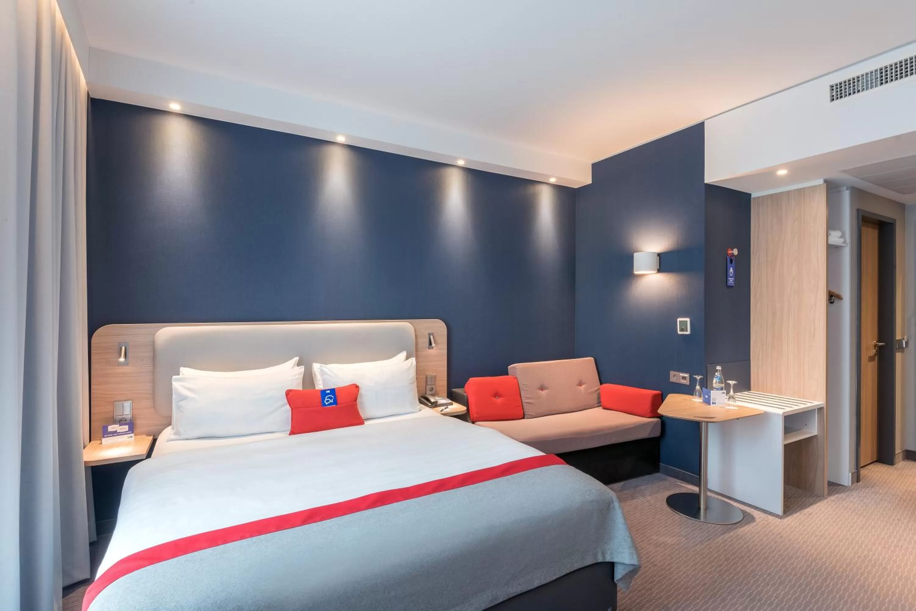 Photo of the whole room, Bed in Holiday Inn Express - Siegen by IHG