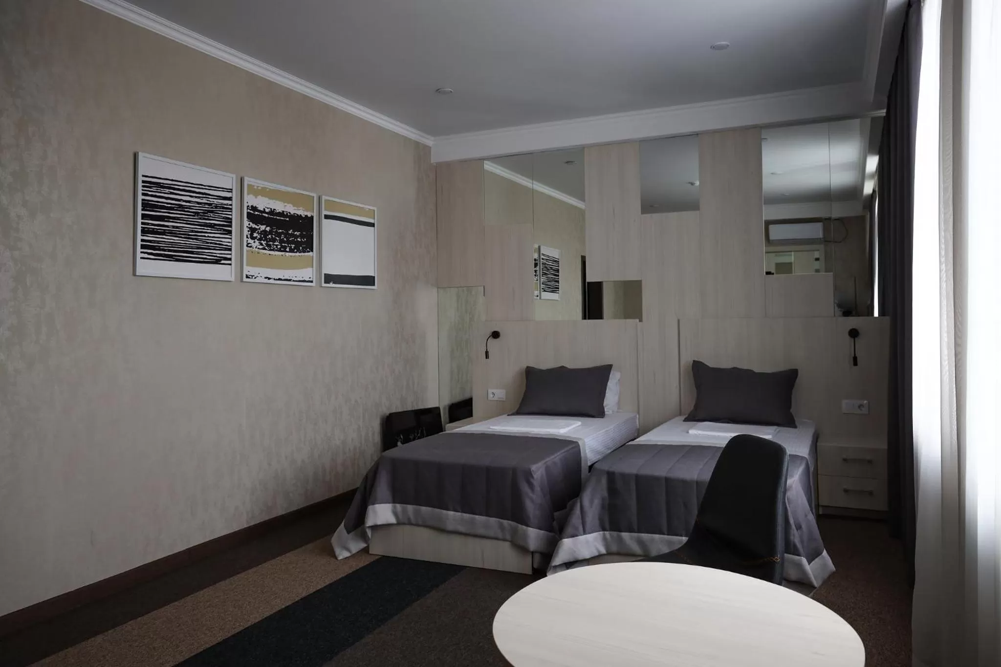 Photo of the whole room, Bed in Meridian