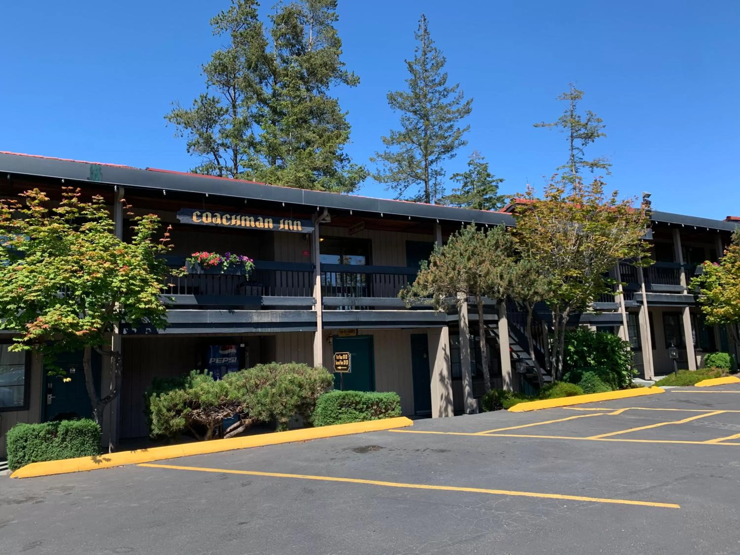 Property building in Coachman Inn Oak Harbor