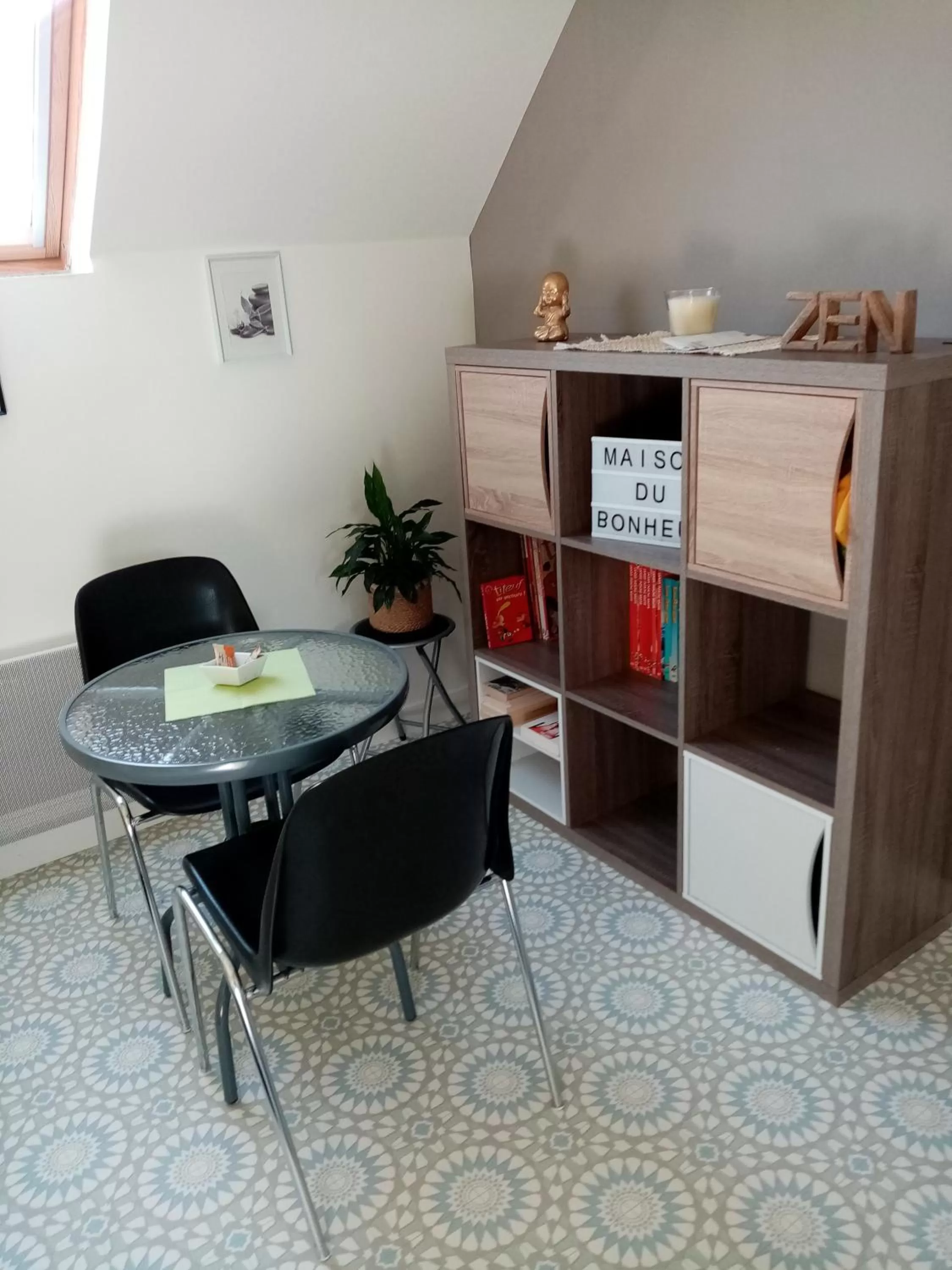 Seating area, Bed in À La Maison Du Bonheur