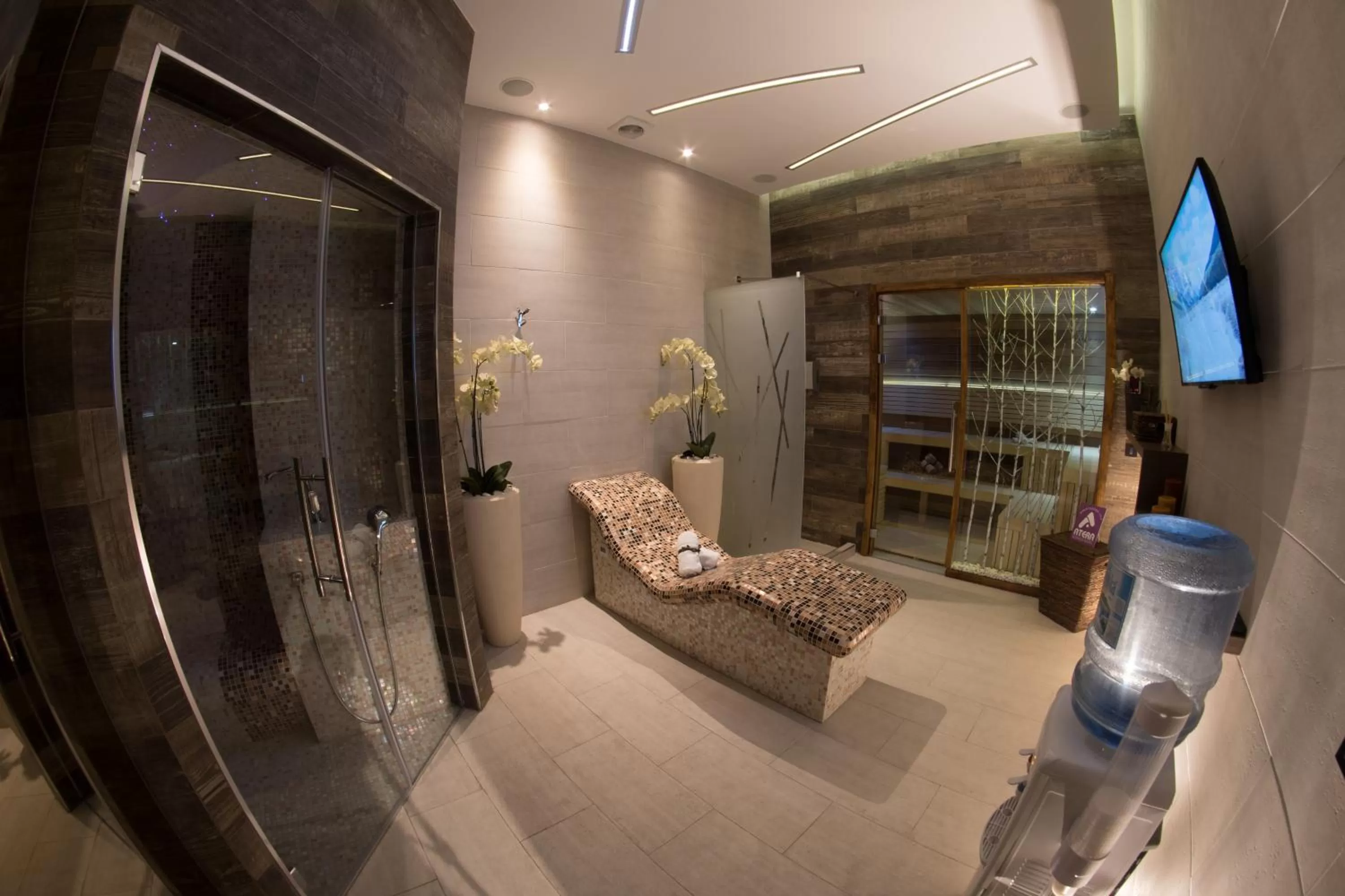 Hot Tub in Atera Business Suites