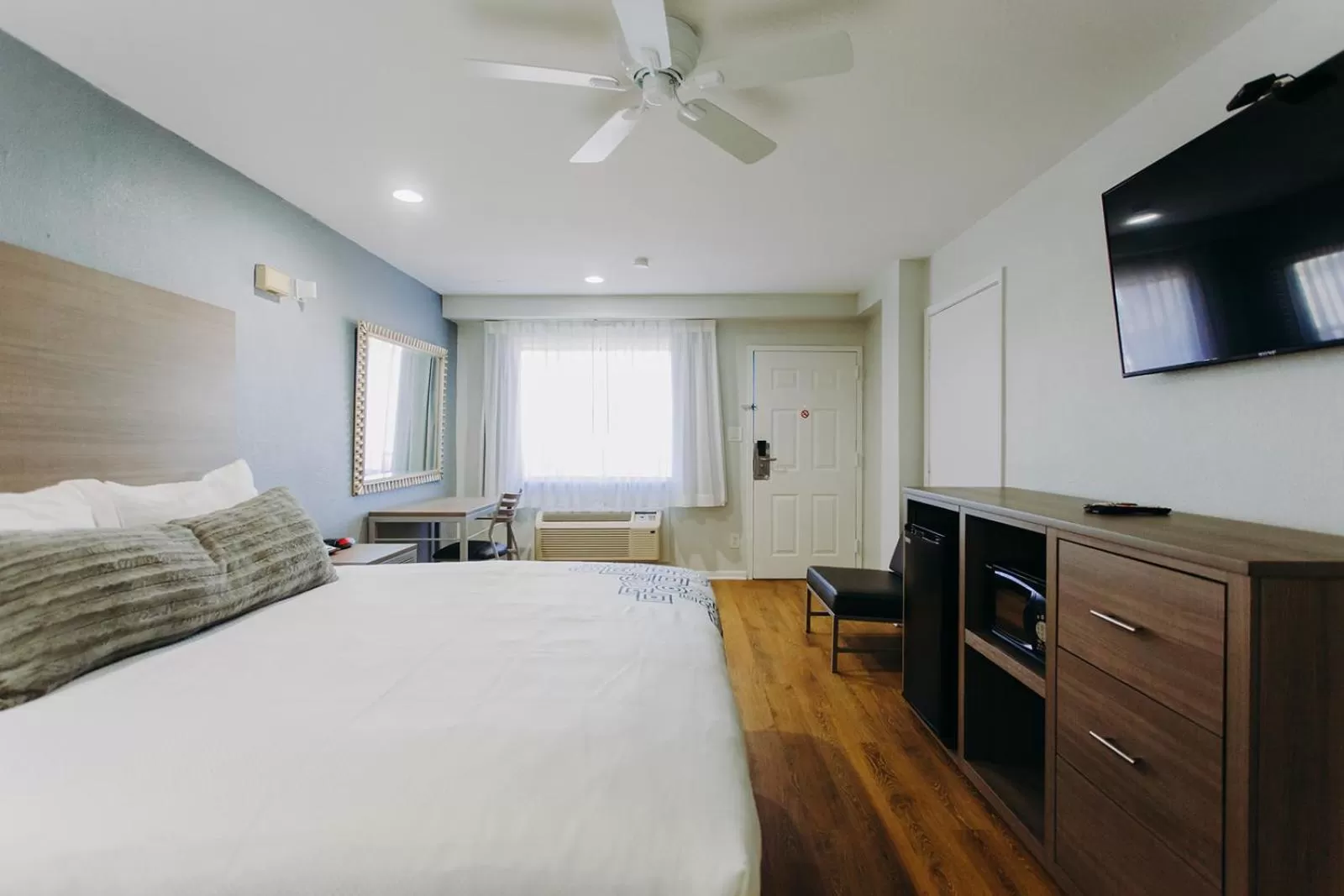 Photo of the whole room, Bed in Scottish Inn & Suites - Kemah Boardwalk