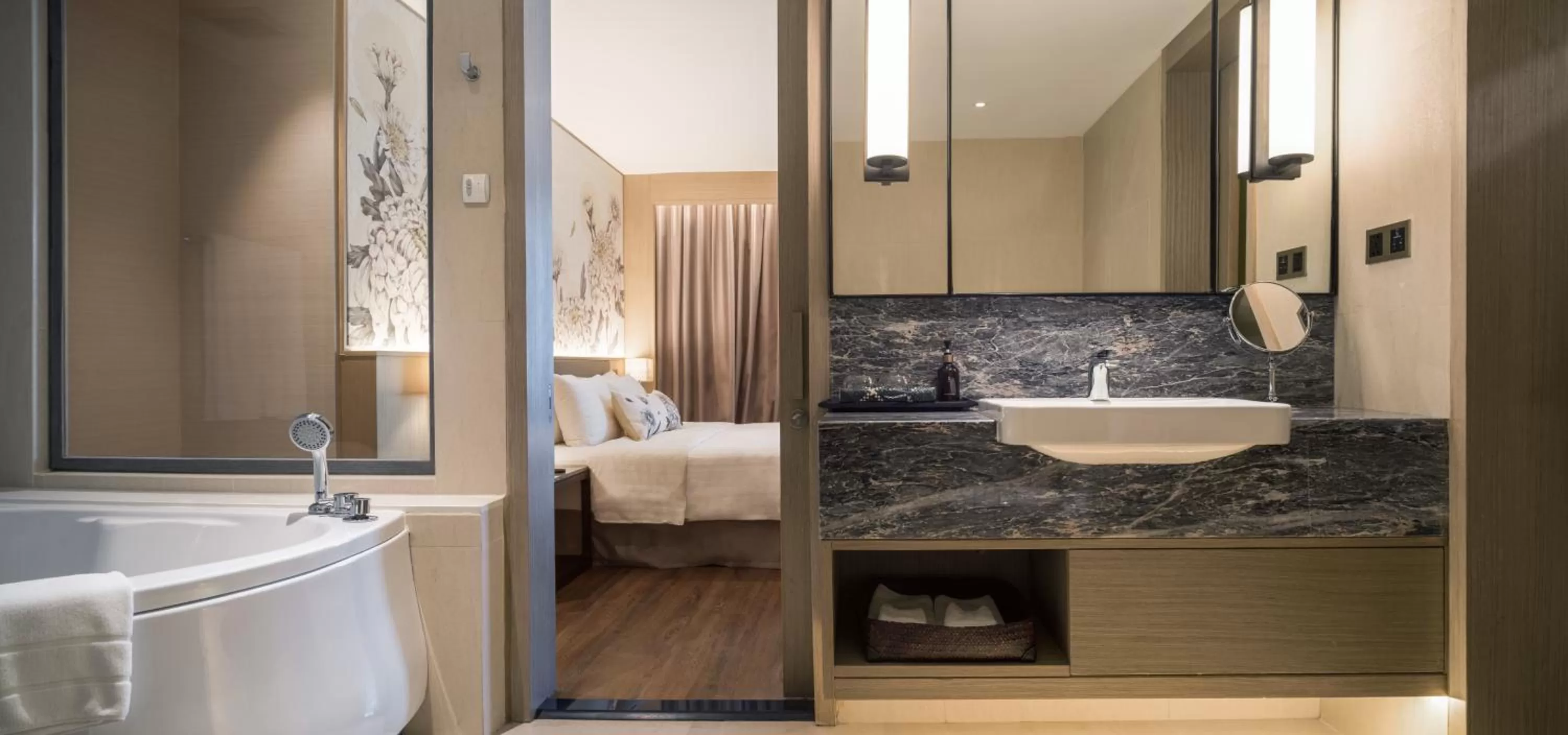 Bathroom, Bed in Sivatel Bangkok Hotel