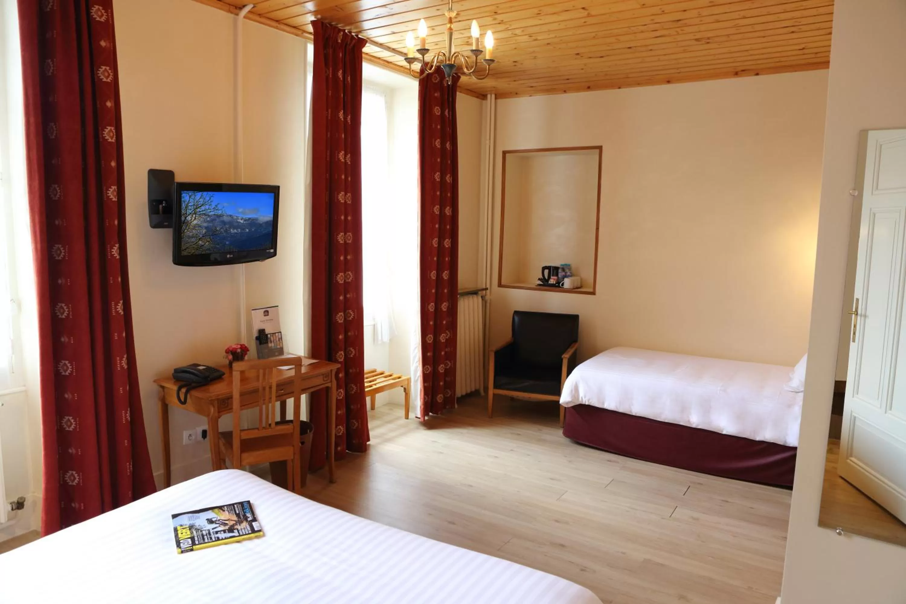 Shower, Bed in Best Western Grand Hotel de Paris & Spa