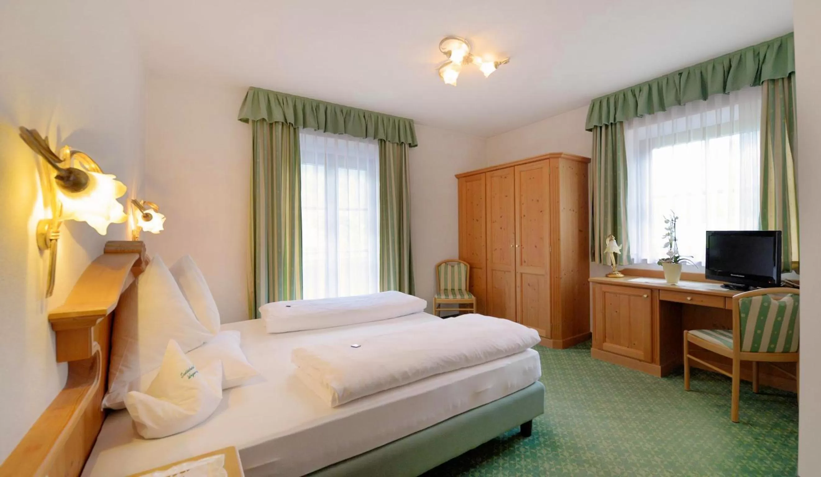 Photo of the whole room, Bed in Santeshotel