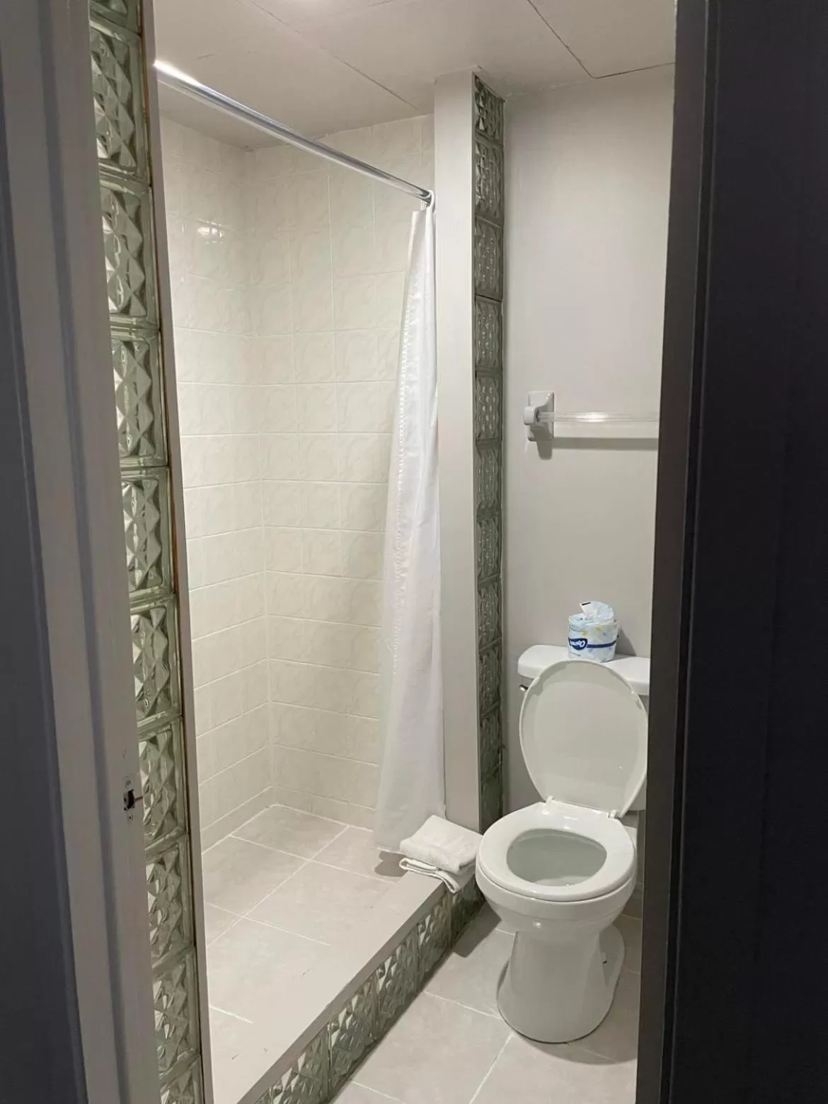 Toilet in Motel du rosier