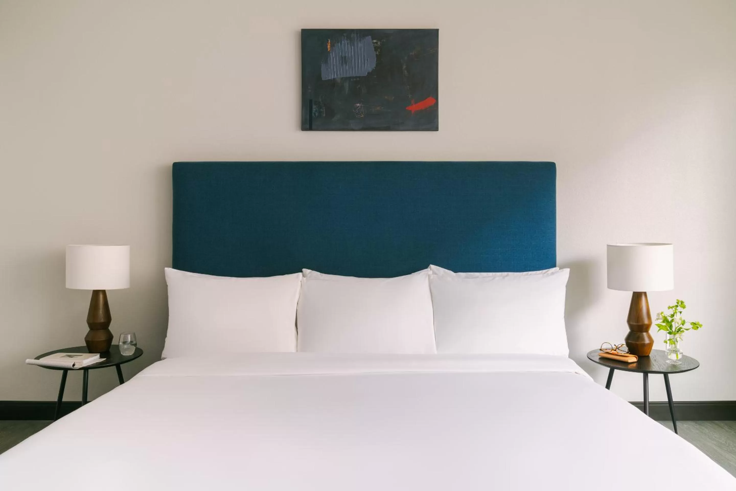 King Room with Roll-In Shower - Disability Access in Sonder The Quincy