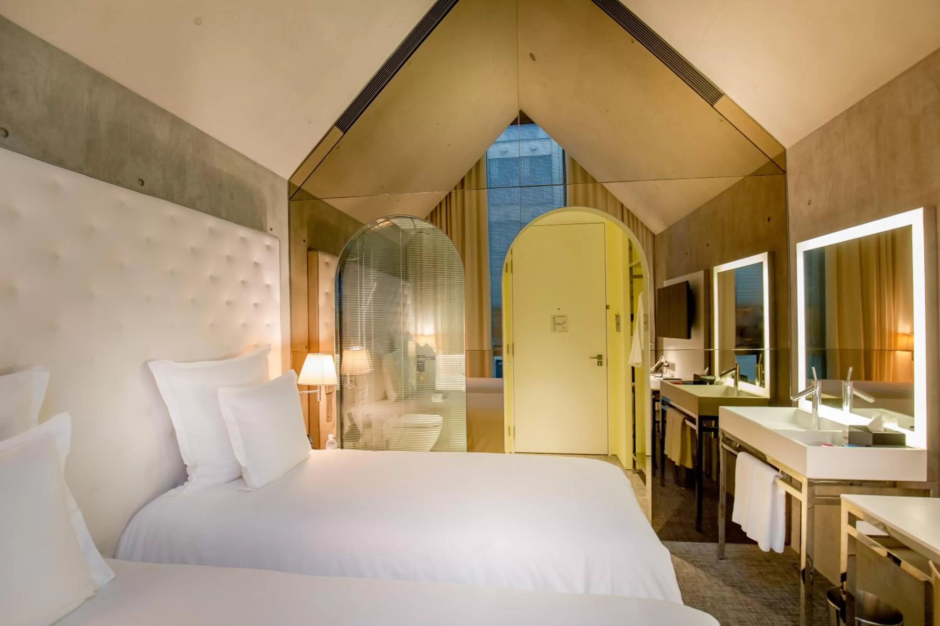 Photo of the whole room, Bed in M Social Singapore