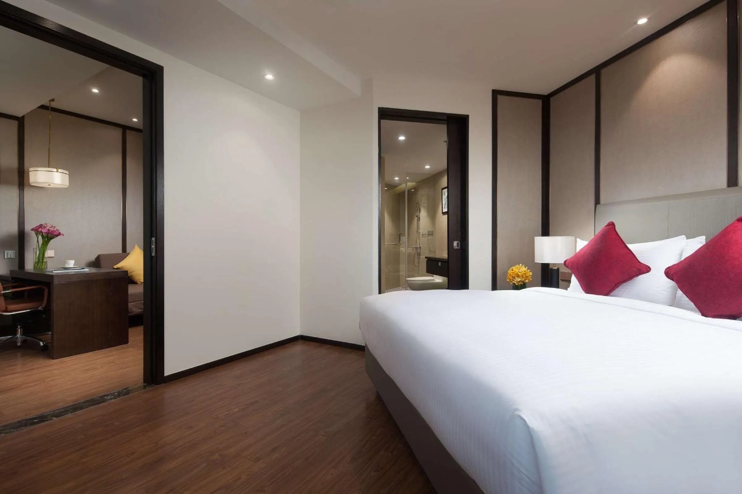 Photo of the whole room, Bed in Ramada Shanghai Songjiang