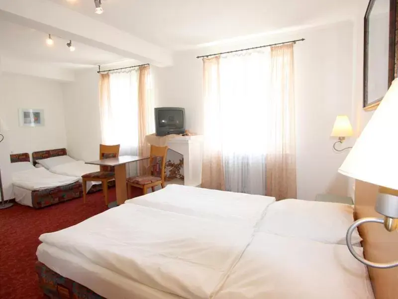 Comfort Quadruple Room in Hotel Gasthof Krone Comfort Quadruple Room in Hotel Gasthof Krone