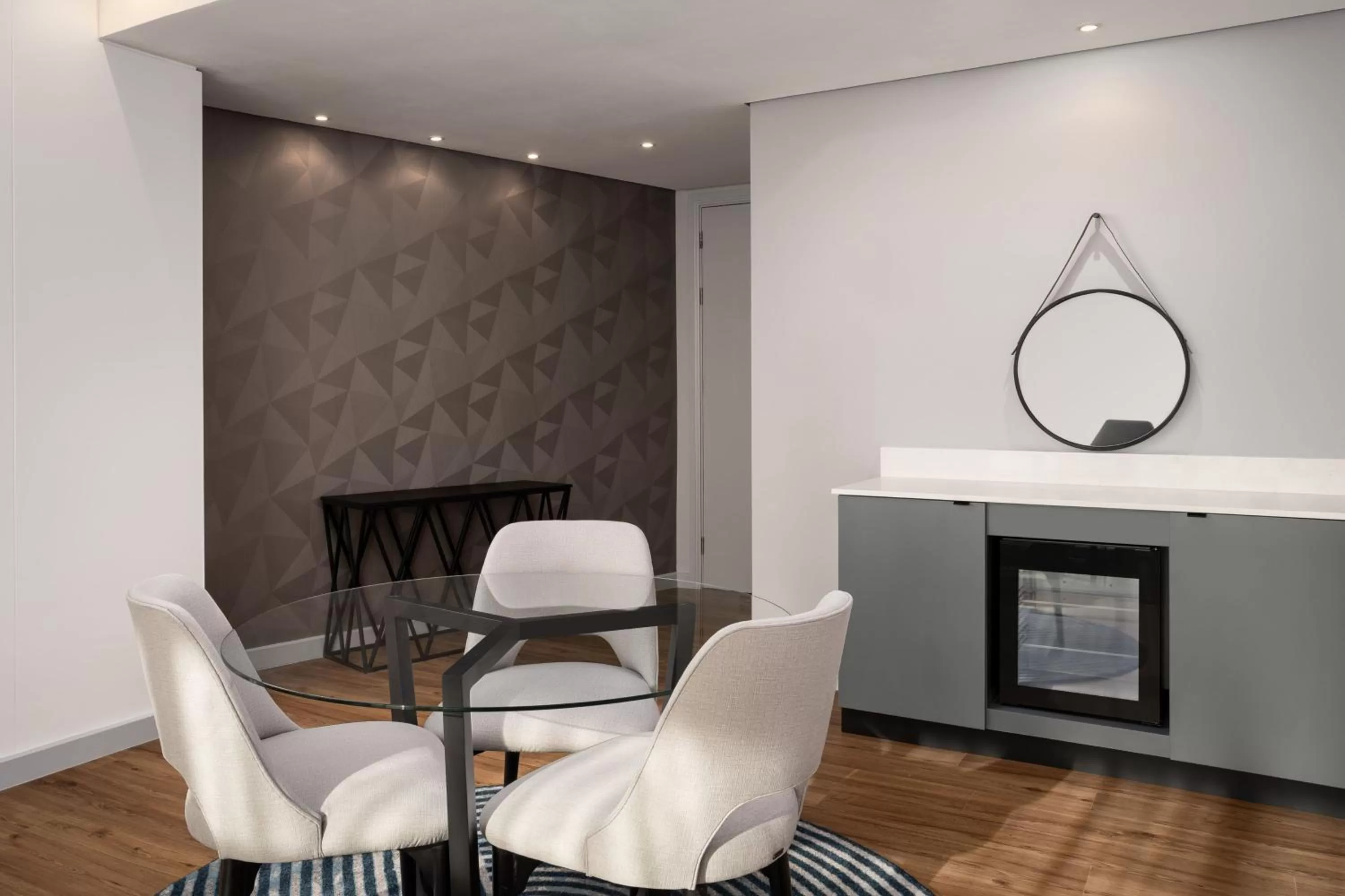 Photo of the whole room in Cape Town Marriott Hotel Crystal Towers