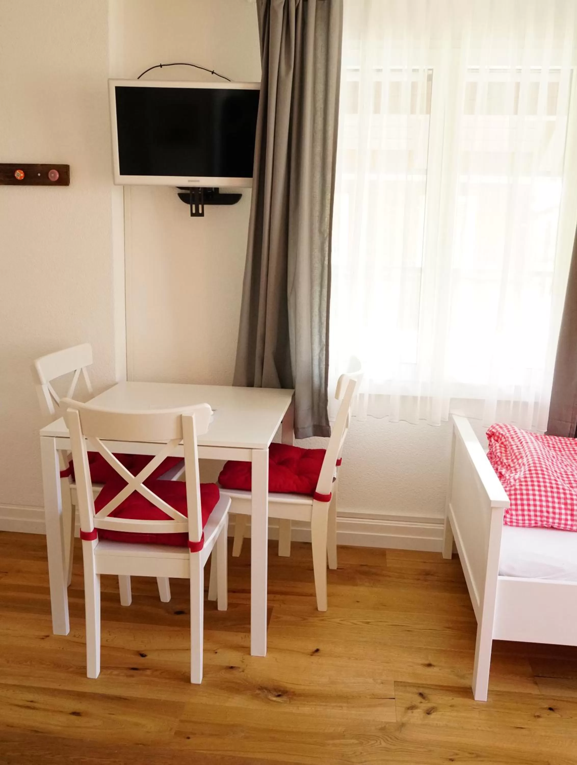 TV and multimedia, Bed in Adventure Guesthouse Interlaken