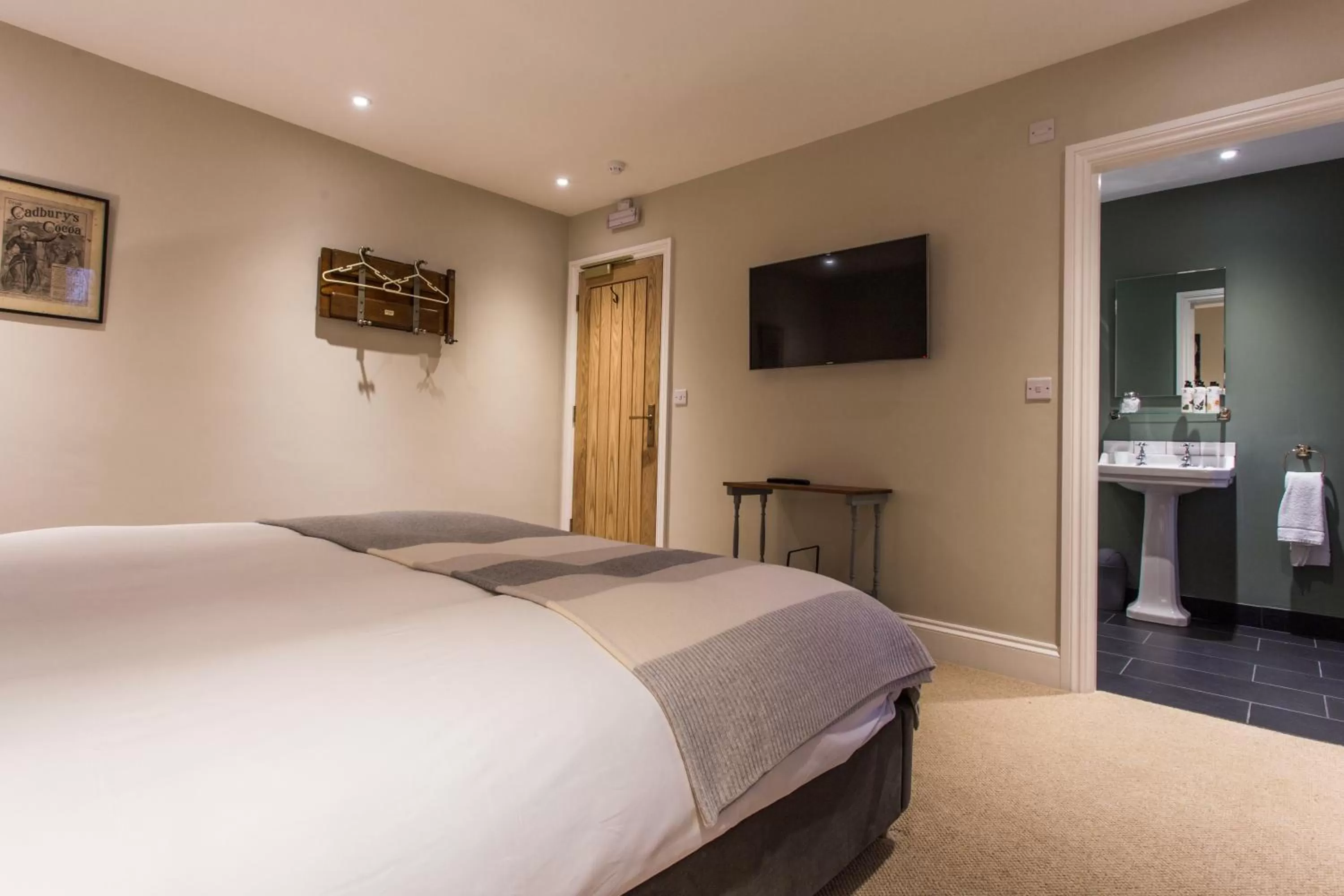 Photo of the whole room, Bed in The Redan Inn