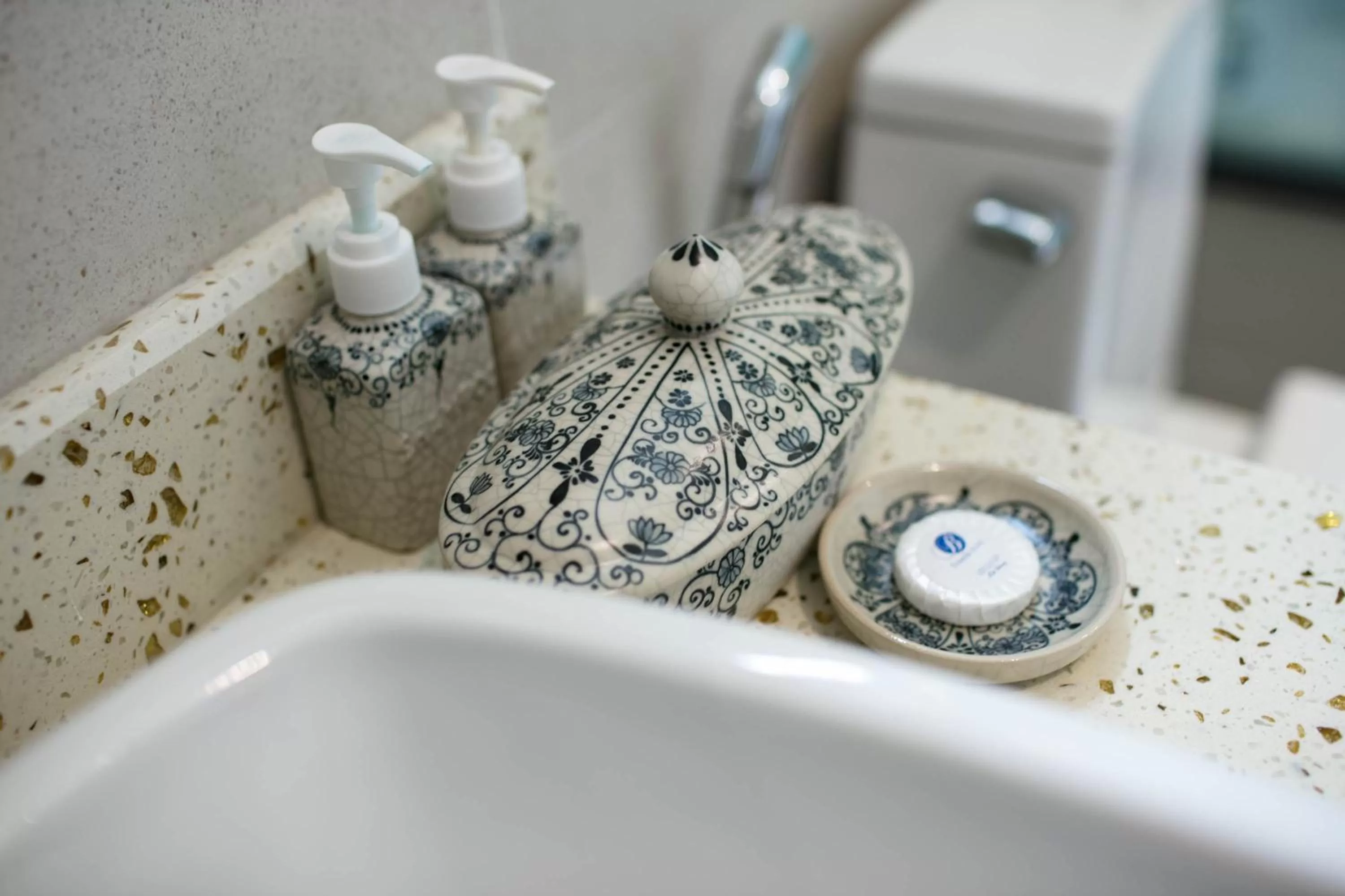 Toilet in Bonsella Hotel