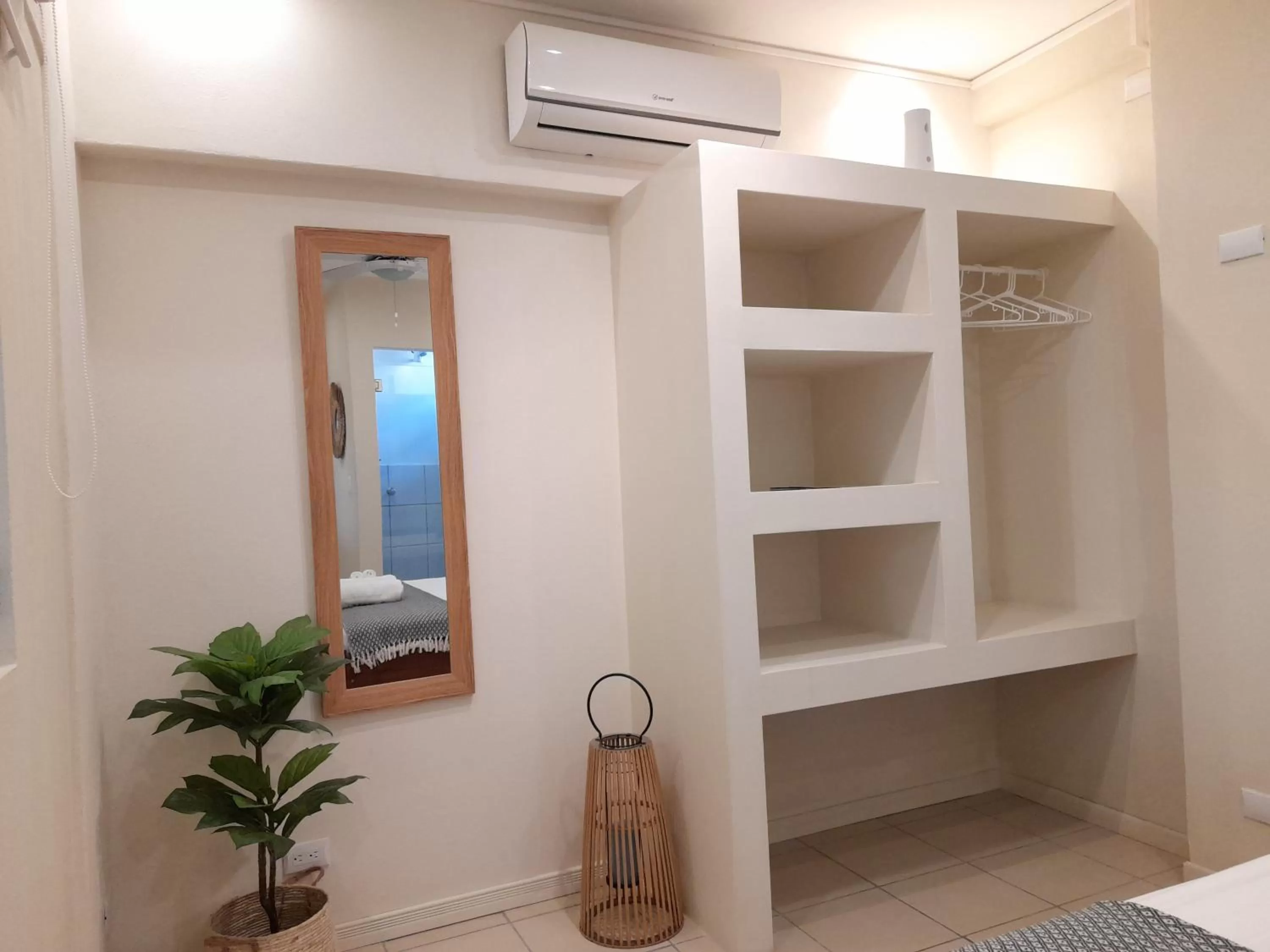 wardrobe in Zulu Surf Hotel Tamarindo