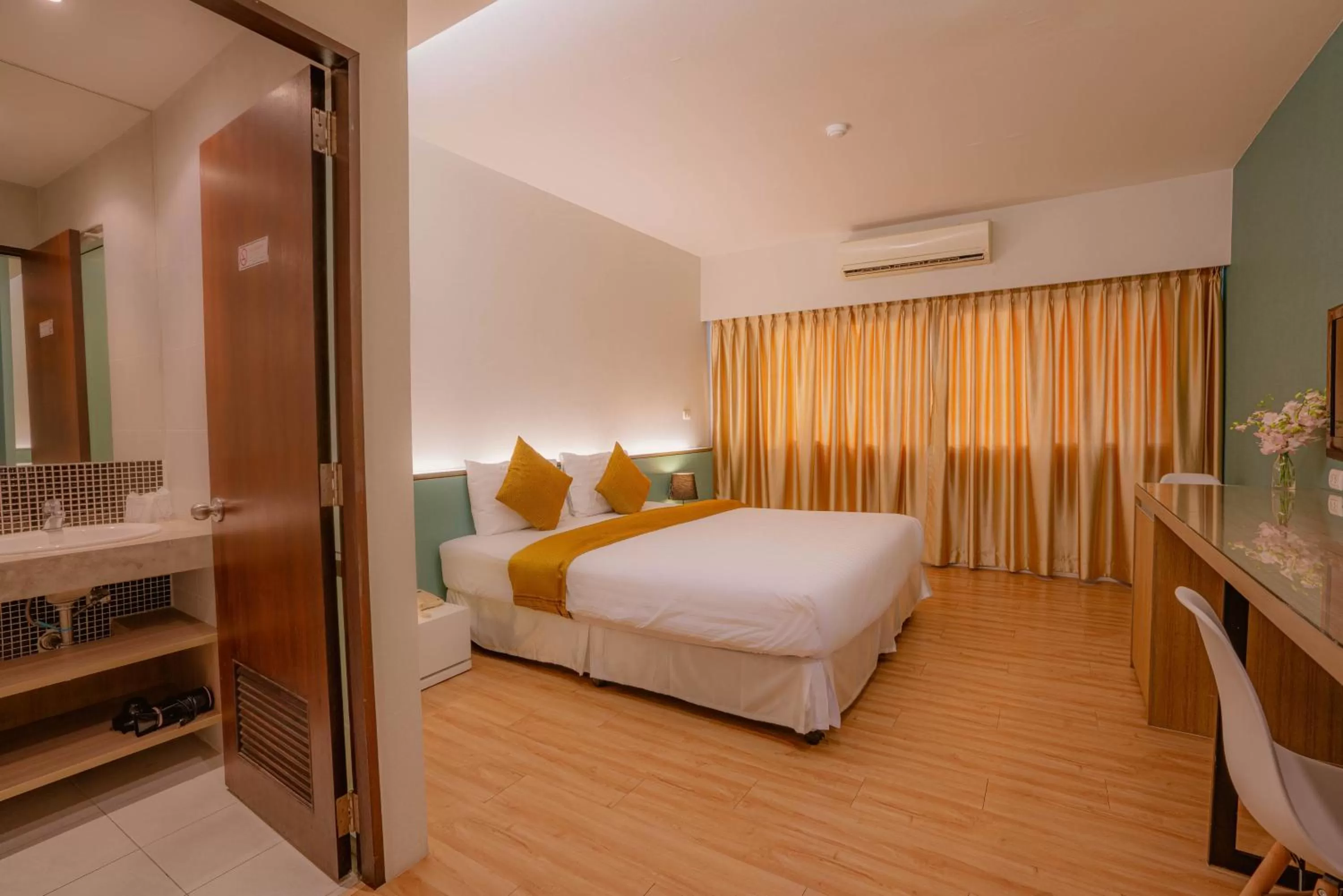 Photo of the whole room, Bed in Peace Land Khaosan