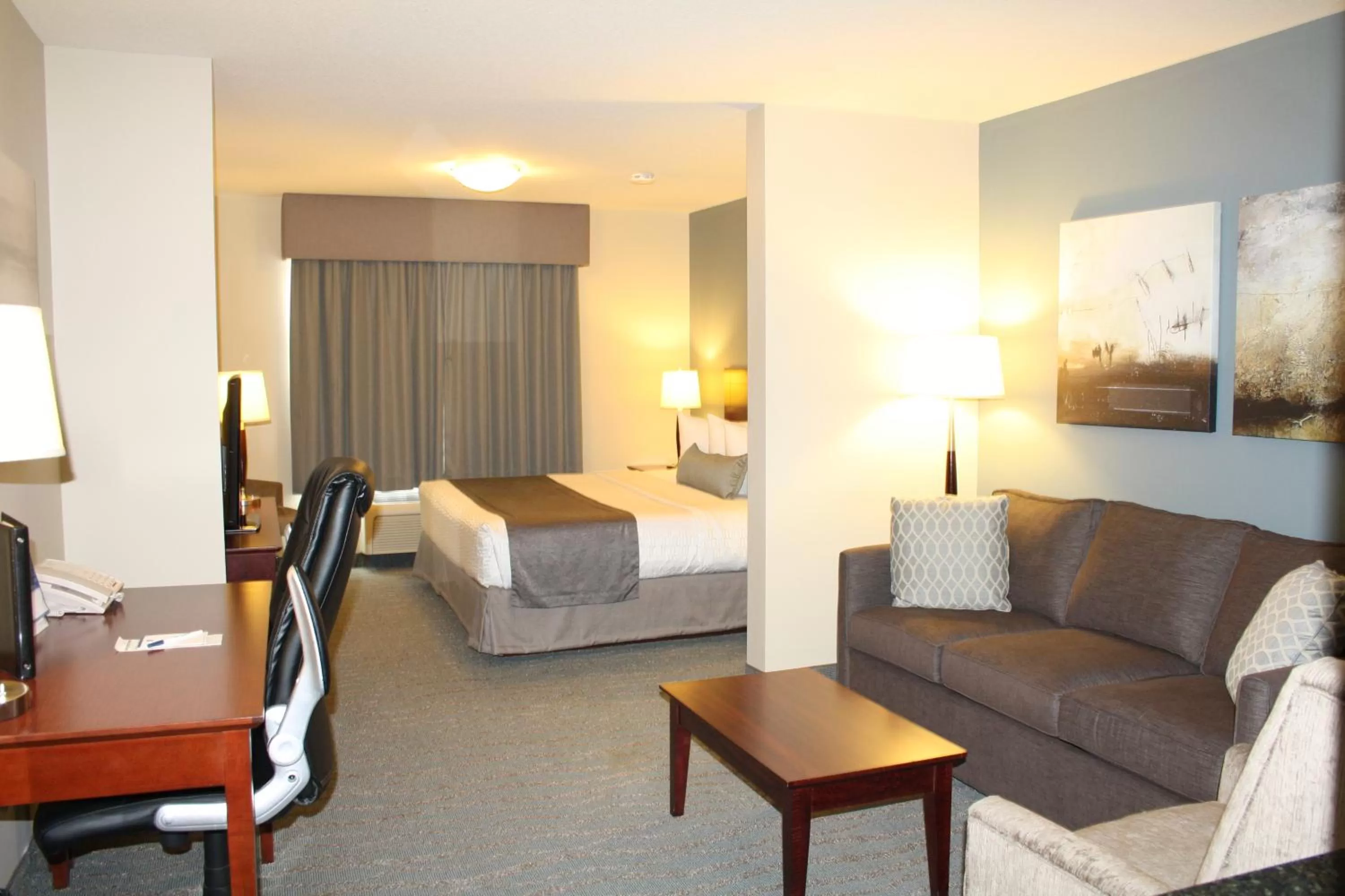 Living room, Bed in Best Western Rocky Mountain House Inn & Suites