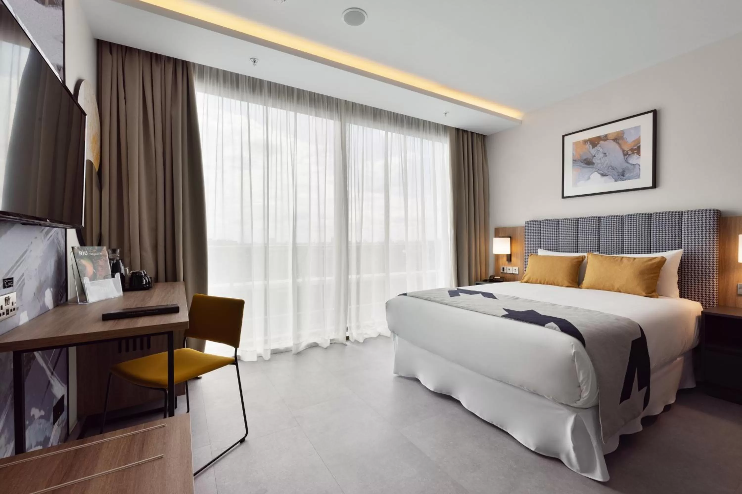 Photo of the whole room, Bed in Riu Plaza London Victoria