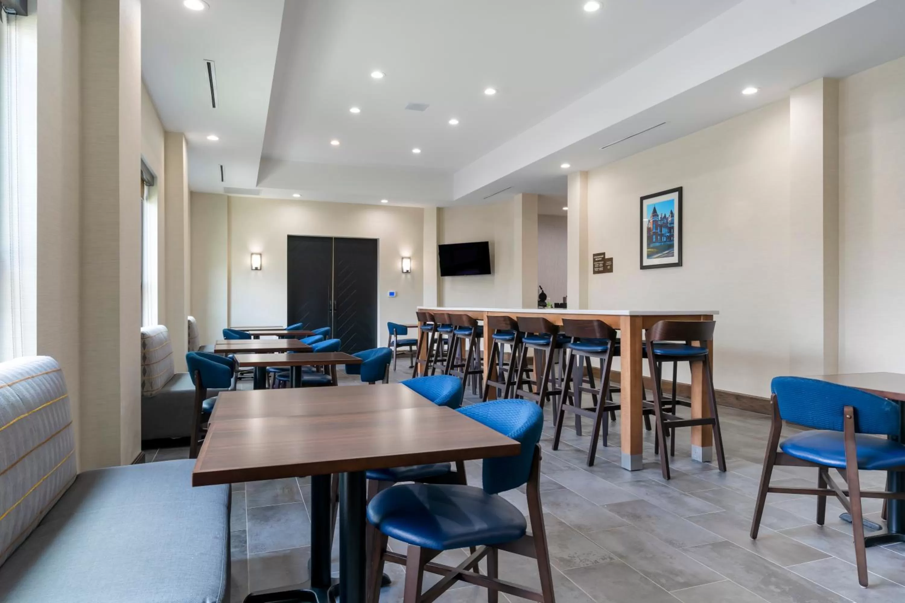 Dining area in Comfort Suites Paducah Mall Area