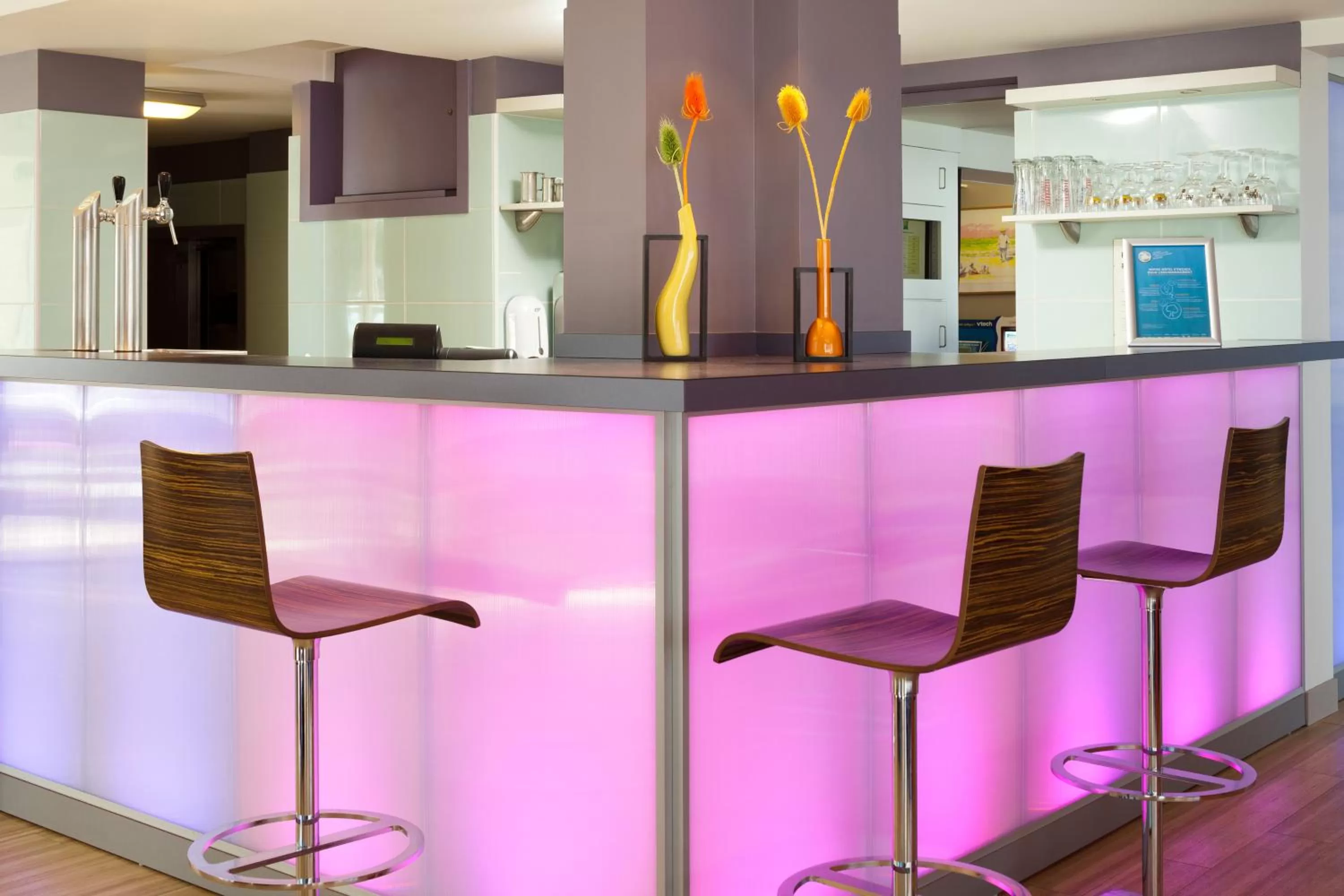 Lounge or bar in ibis Styles Ouistreham