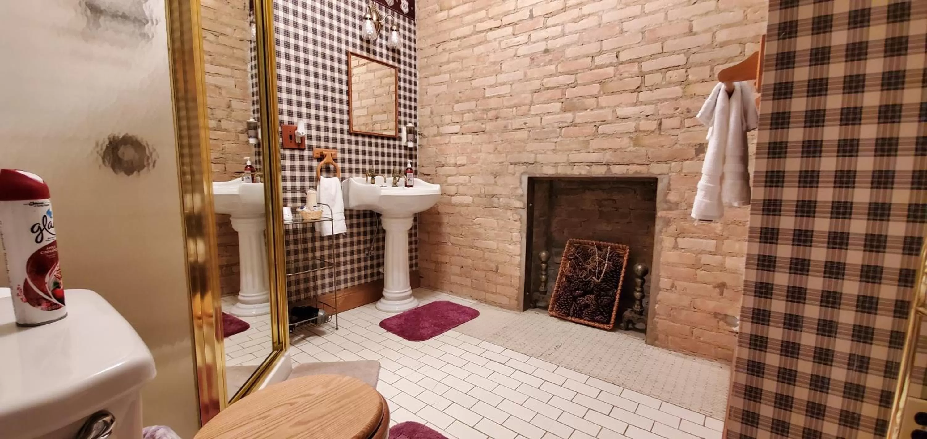 Bathroom, Bed in Saravilla Bed & Breakfast