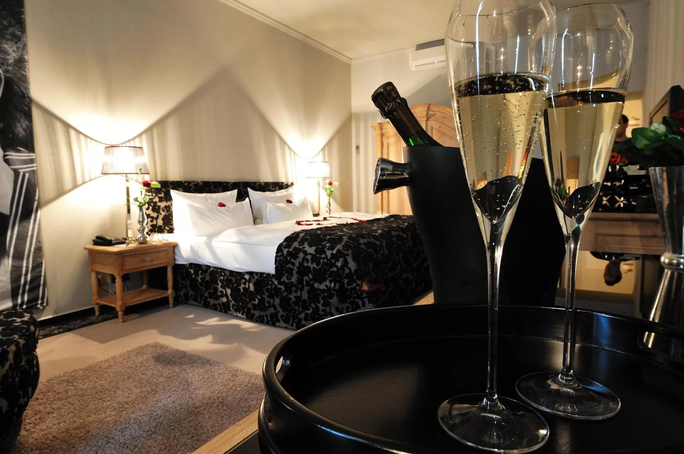 Photo of the whole room, Bed in Stage47