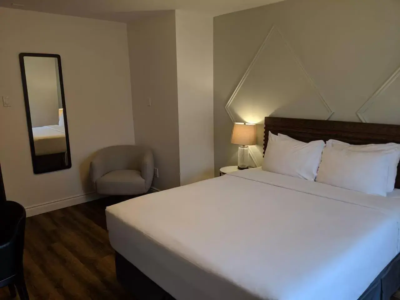 Queen Room - Non-Smoking in Pembroke Inn Queen Room - Non-Smoking in Pembroke Inn