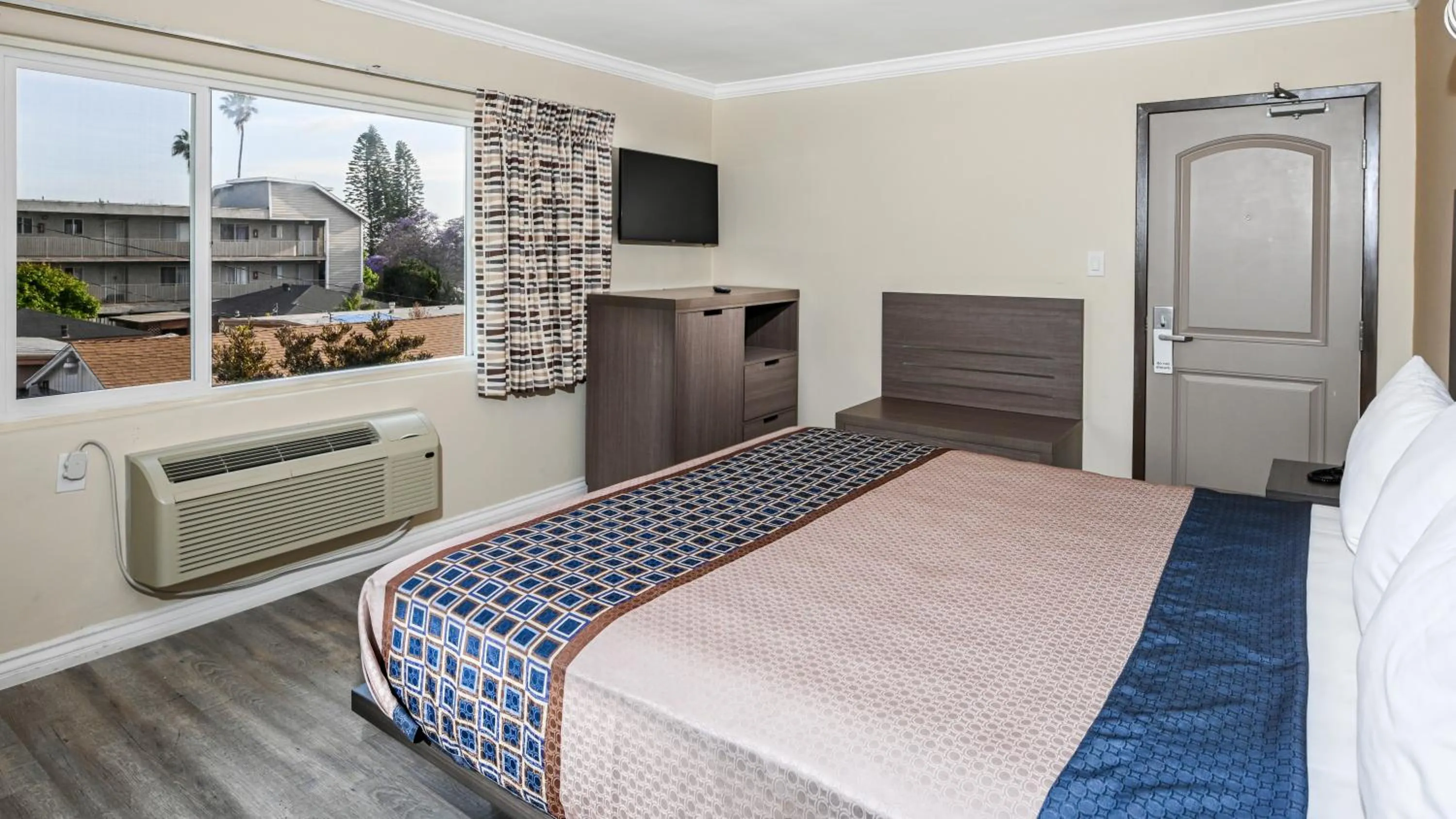 Photo of the whole room, Bed in Sea Rock Inn - Long Beach