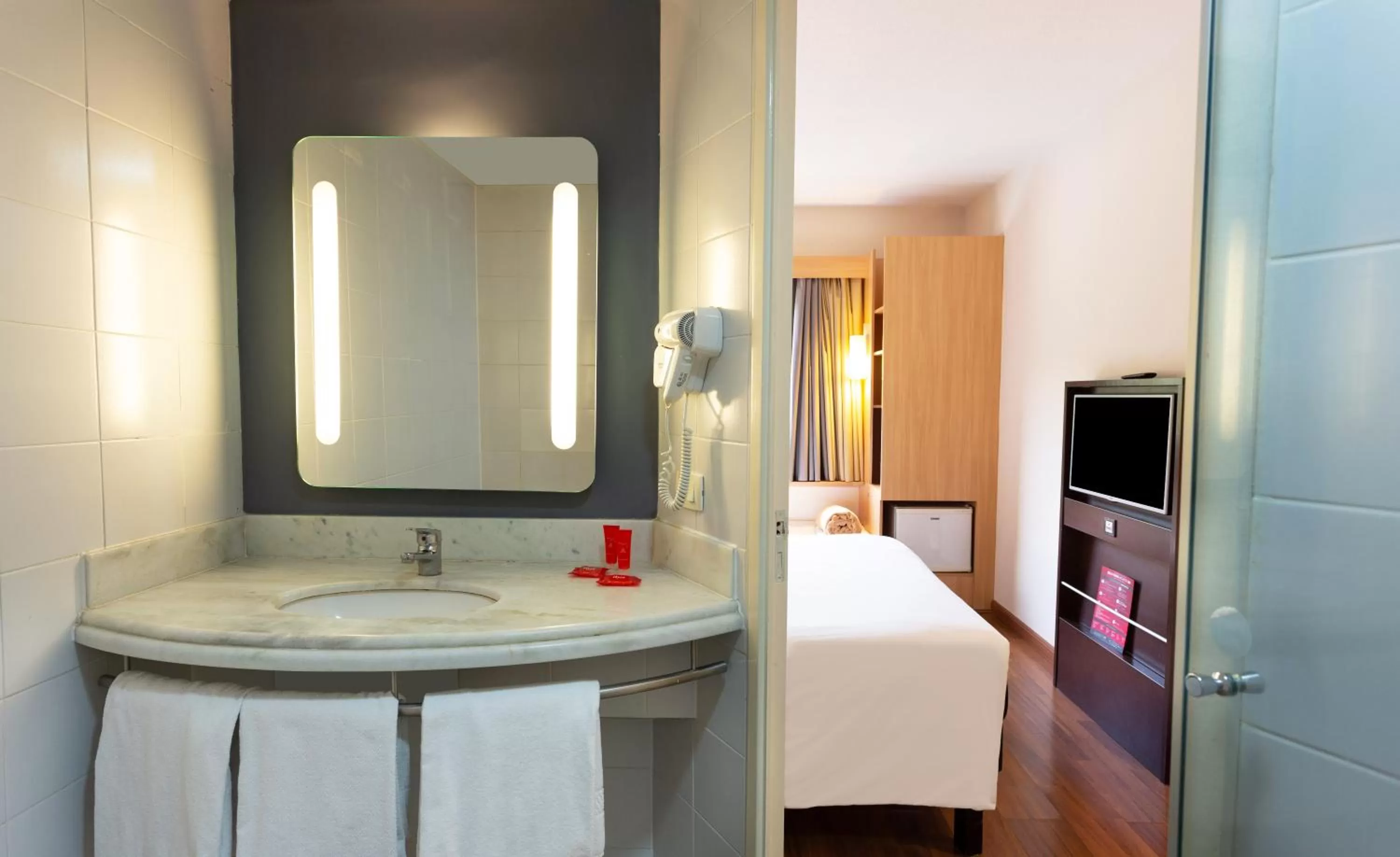 Bathroom, Bed in ibis Piracicaba
