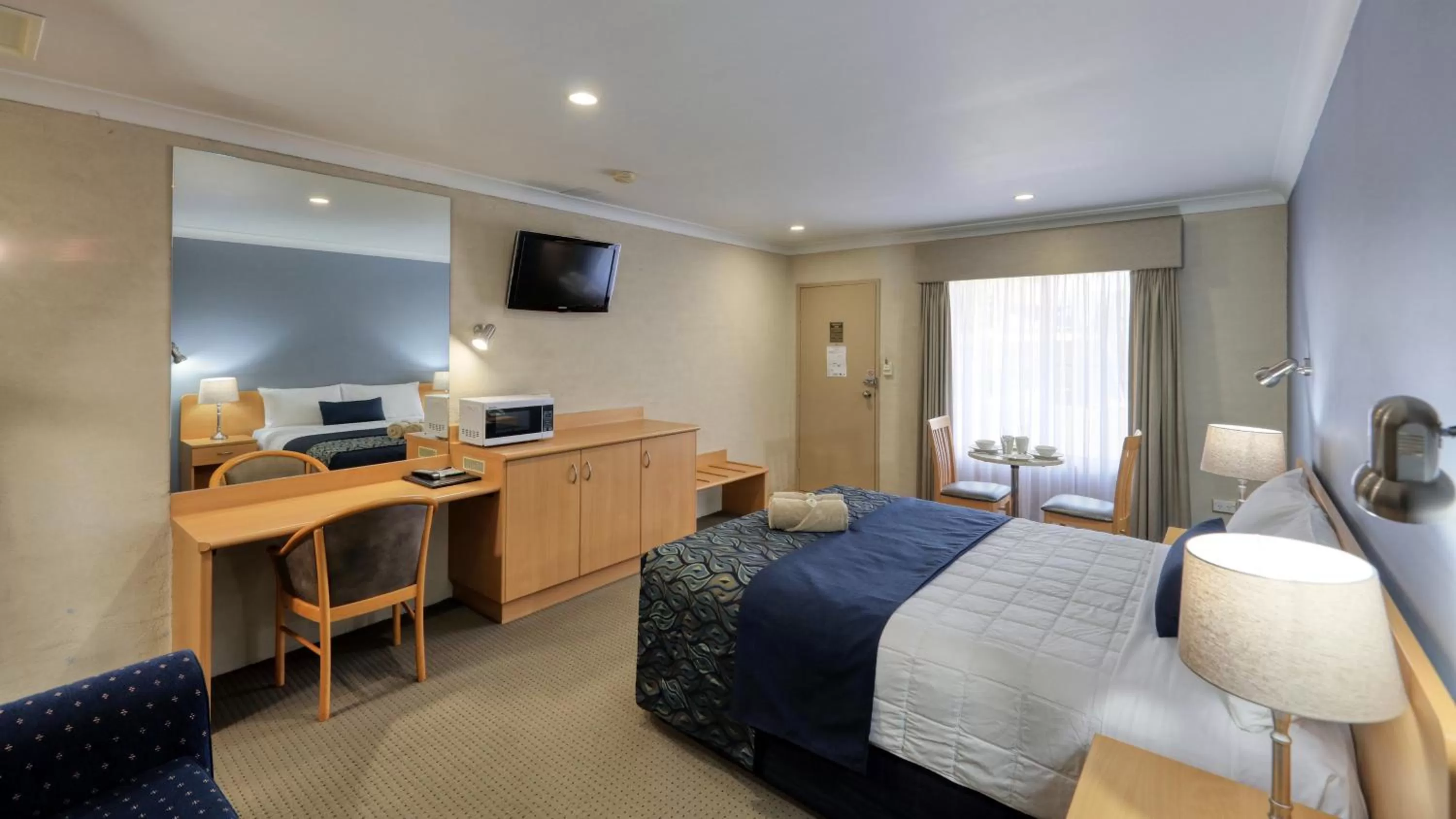 TV and multimedia, Bed in Edward Parry Motel and Apartments