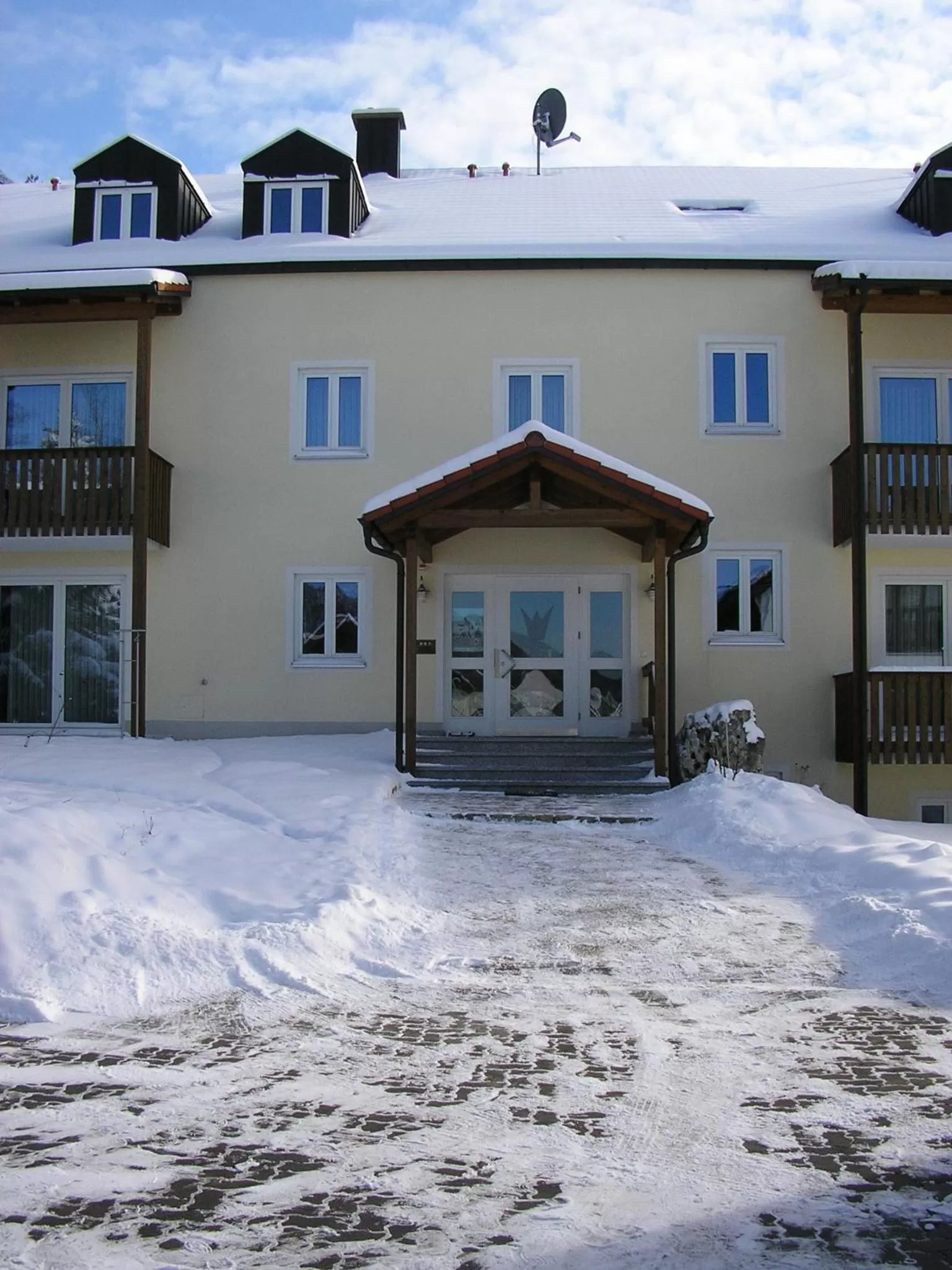 Facade/entrance, Winter in Hotel-Gasthof zur Krone