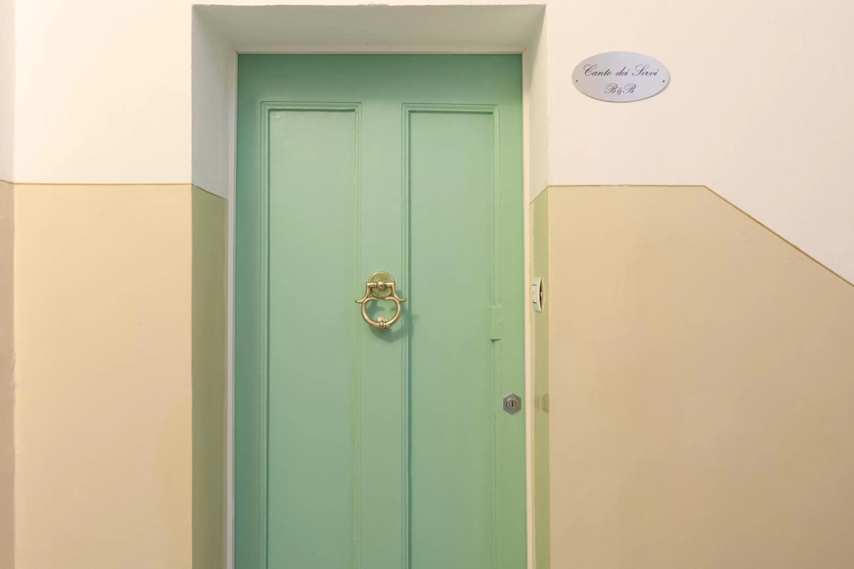 Facade/entrance in Canto dei Servi