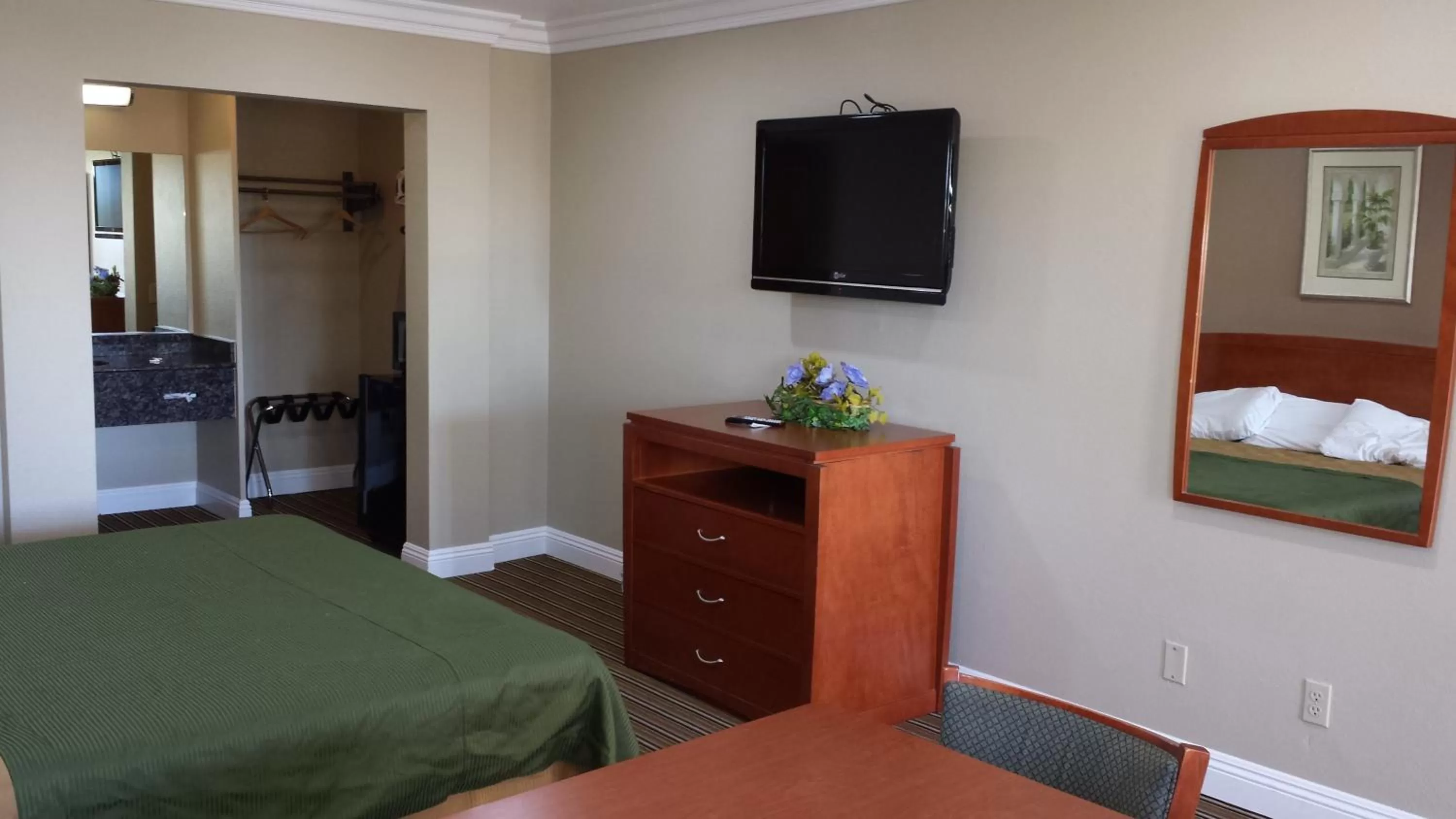 TV and multimedia, Bed in Regency Hotel - Moreno Valley