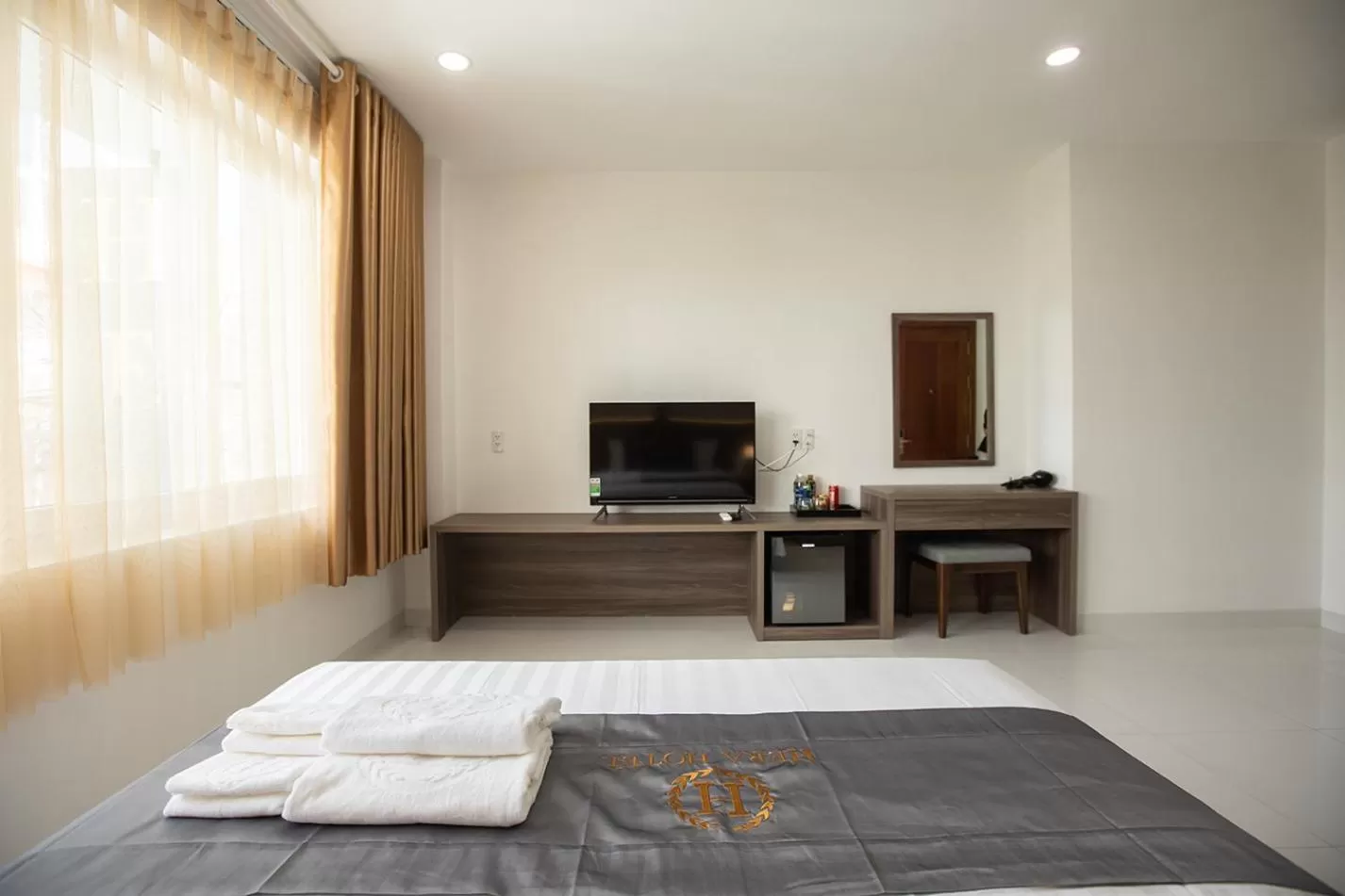 Communal lounge/ TV room, Bed in Hera Hotel Airport