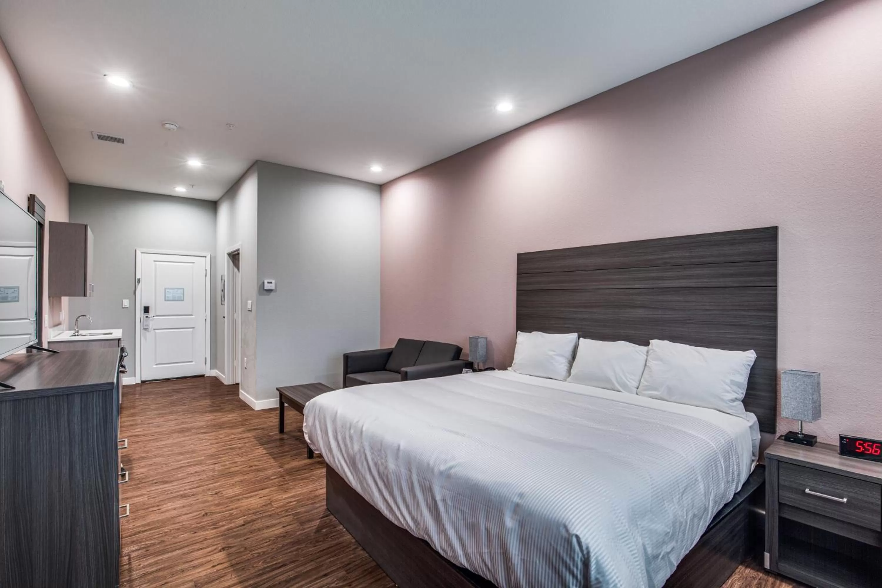 Bed in Scottish Inns & Suites Houston, TX