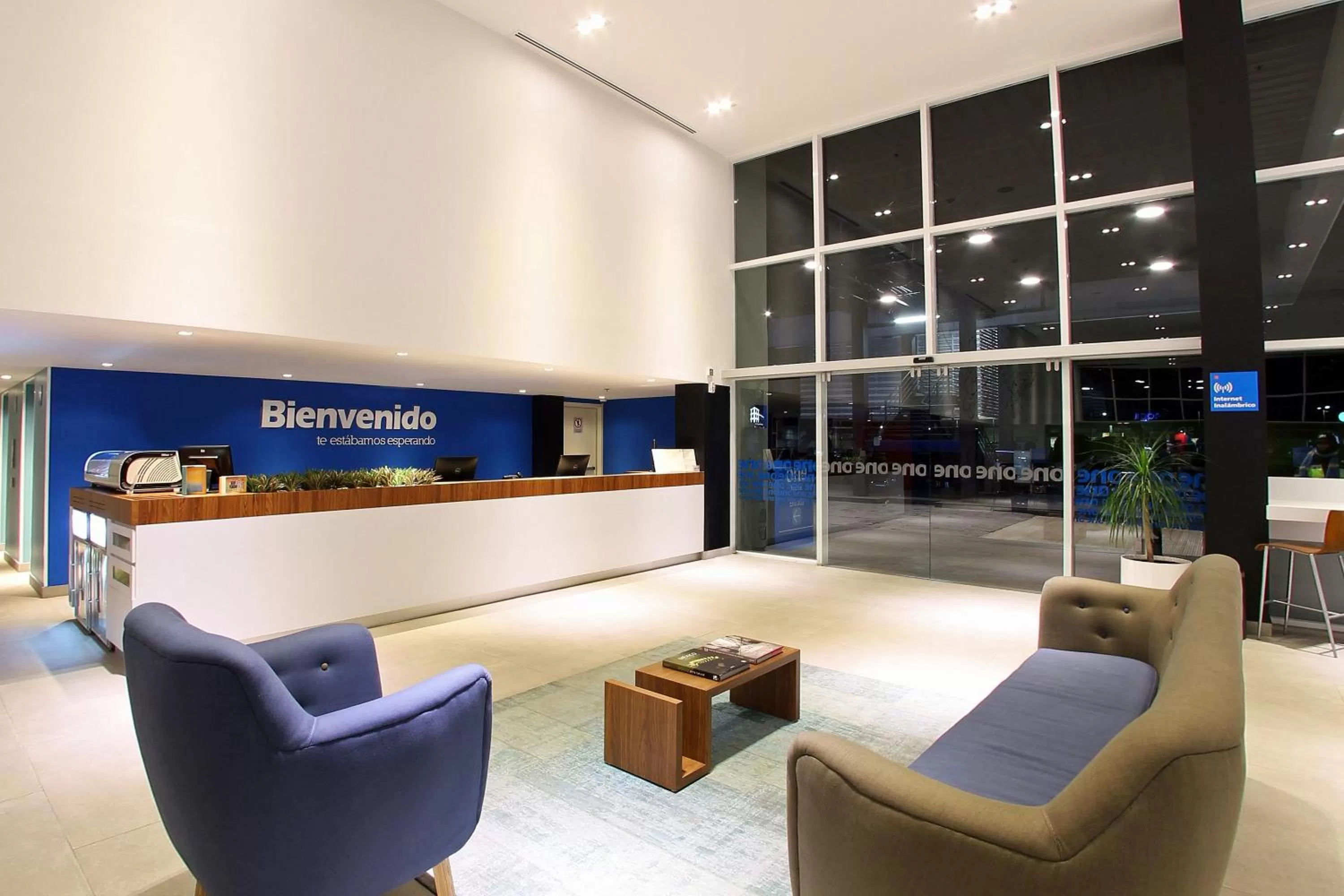Lobby or reception in One Cuautitlan