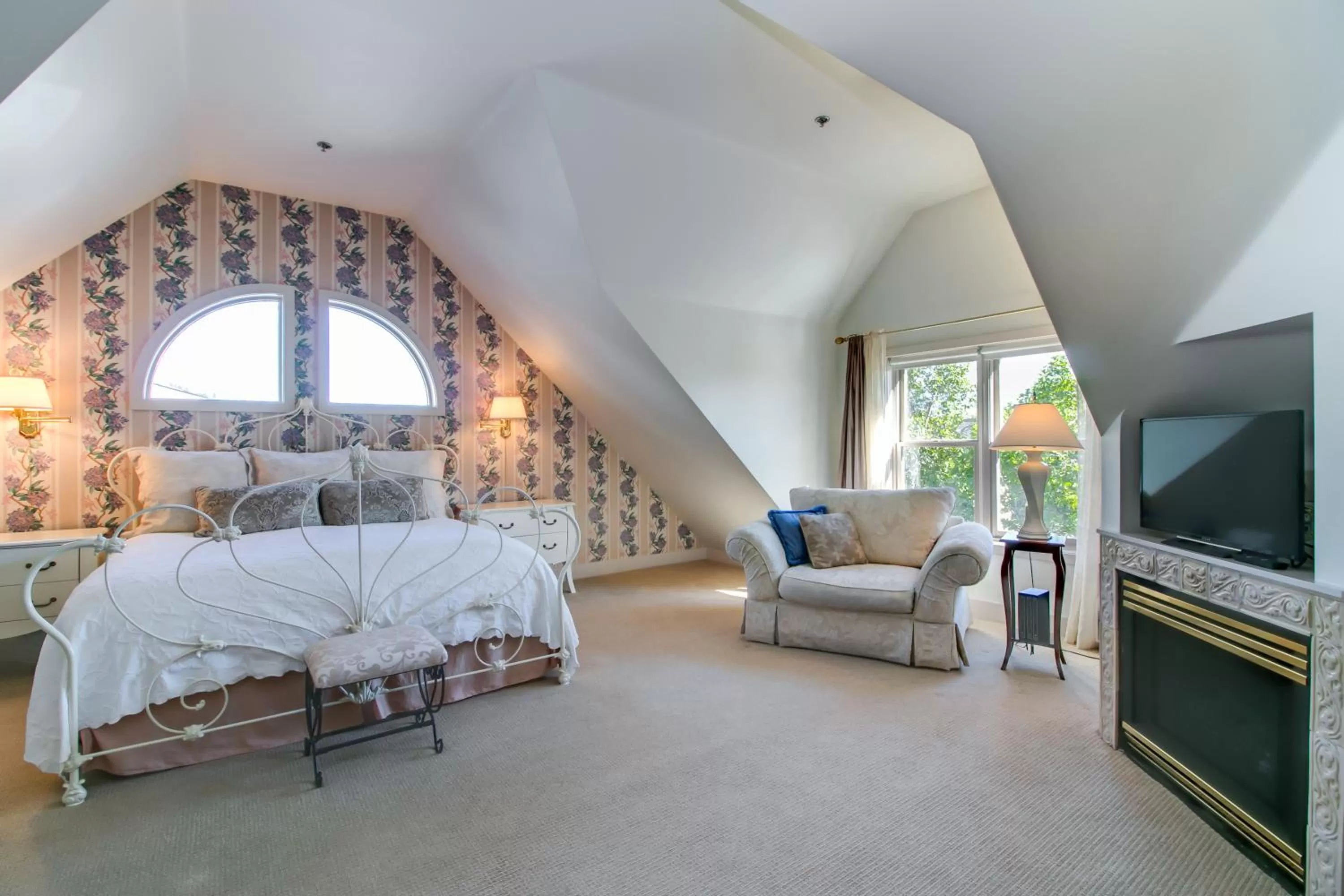 Bed in Winchester Inn