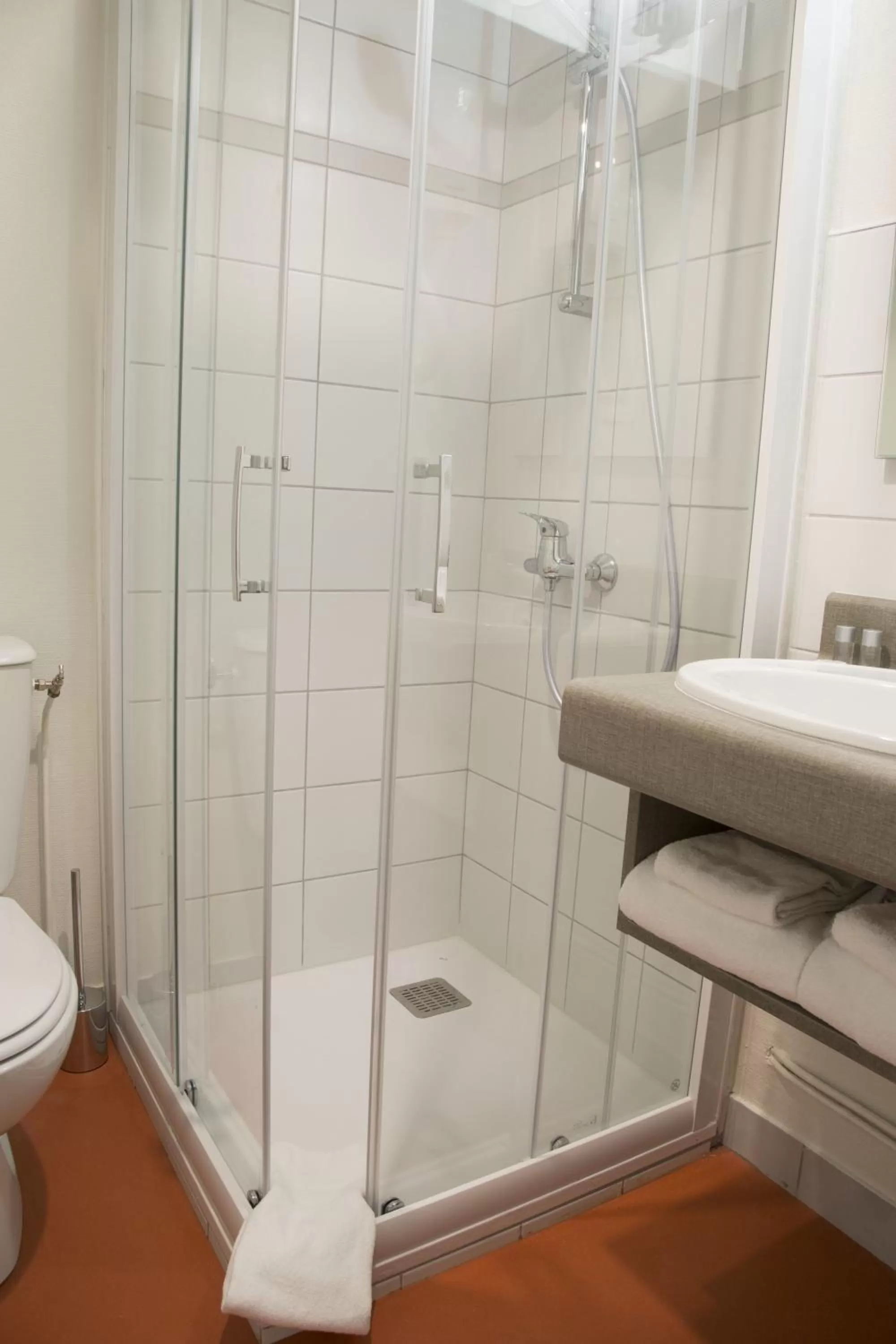 Shower in Logis Hôtel Chaptal, Amboise