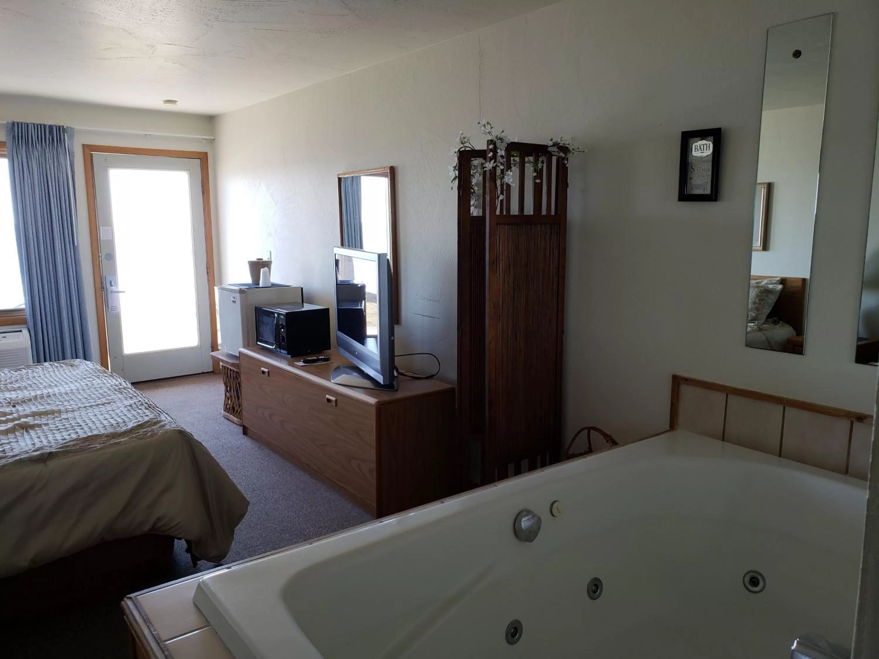 Bed in Algoma Beach Motel