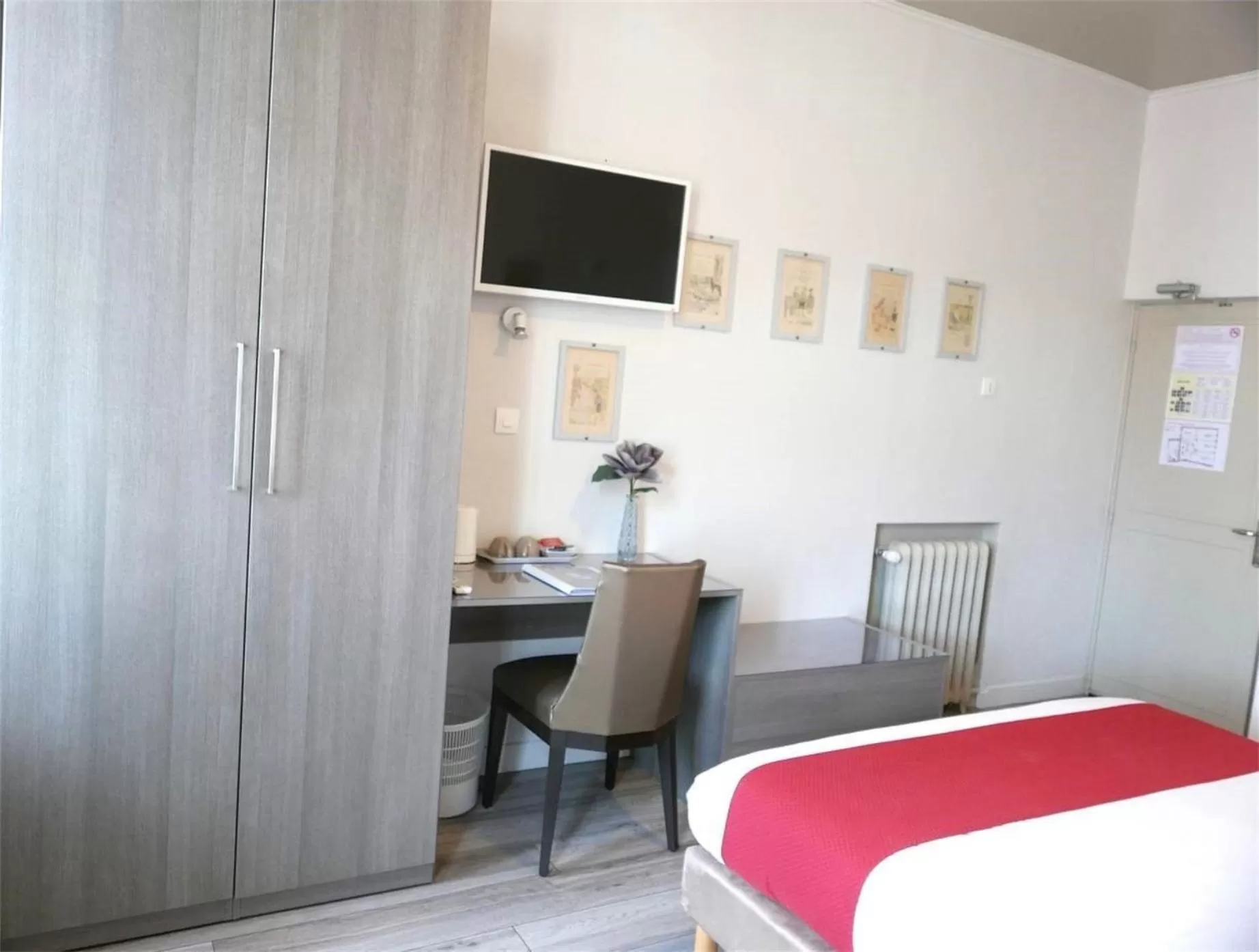 Photo of the whole room, Bed in Hôtel Mille et une Feuilles