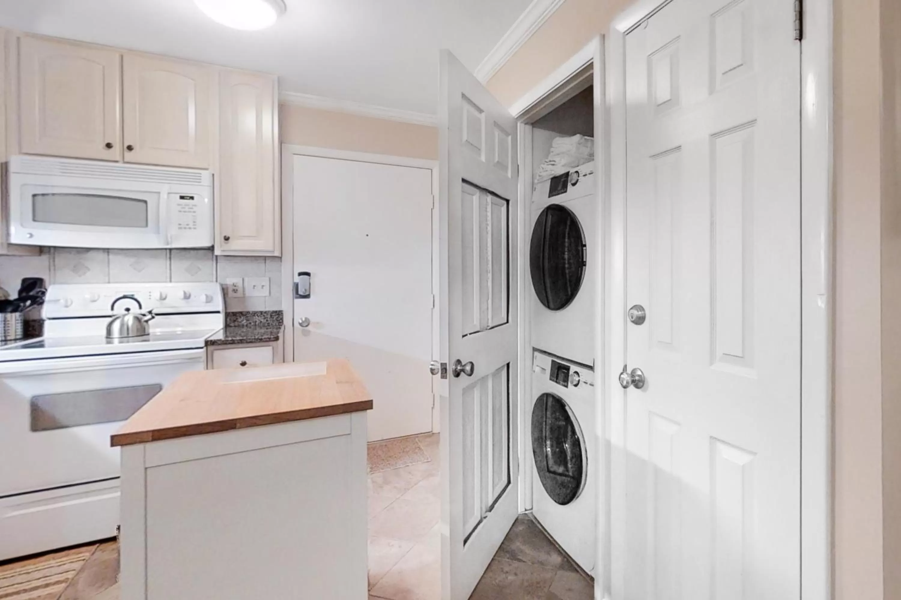 Kitchen/Kitchenette in Fiddlers Cove 22J
