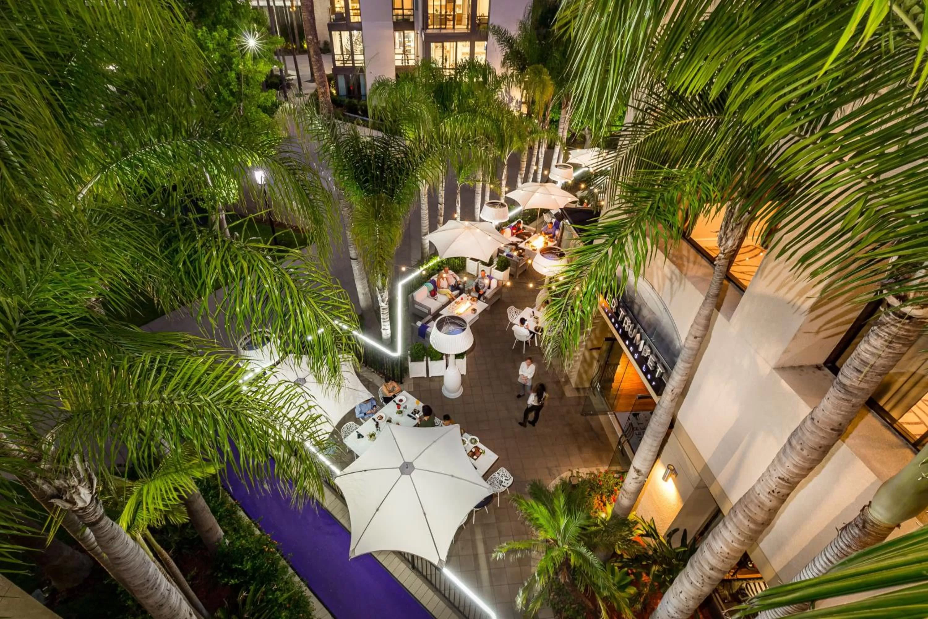 Lounge or bar in Avenue of the Arts Costa Mesa, a Tribute Portfolio Hotel