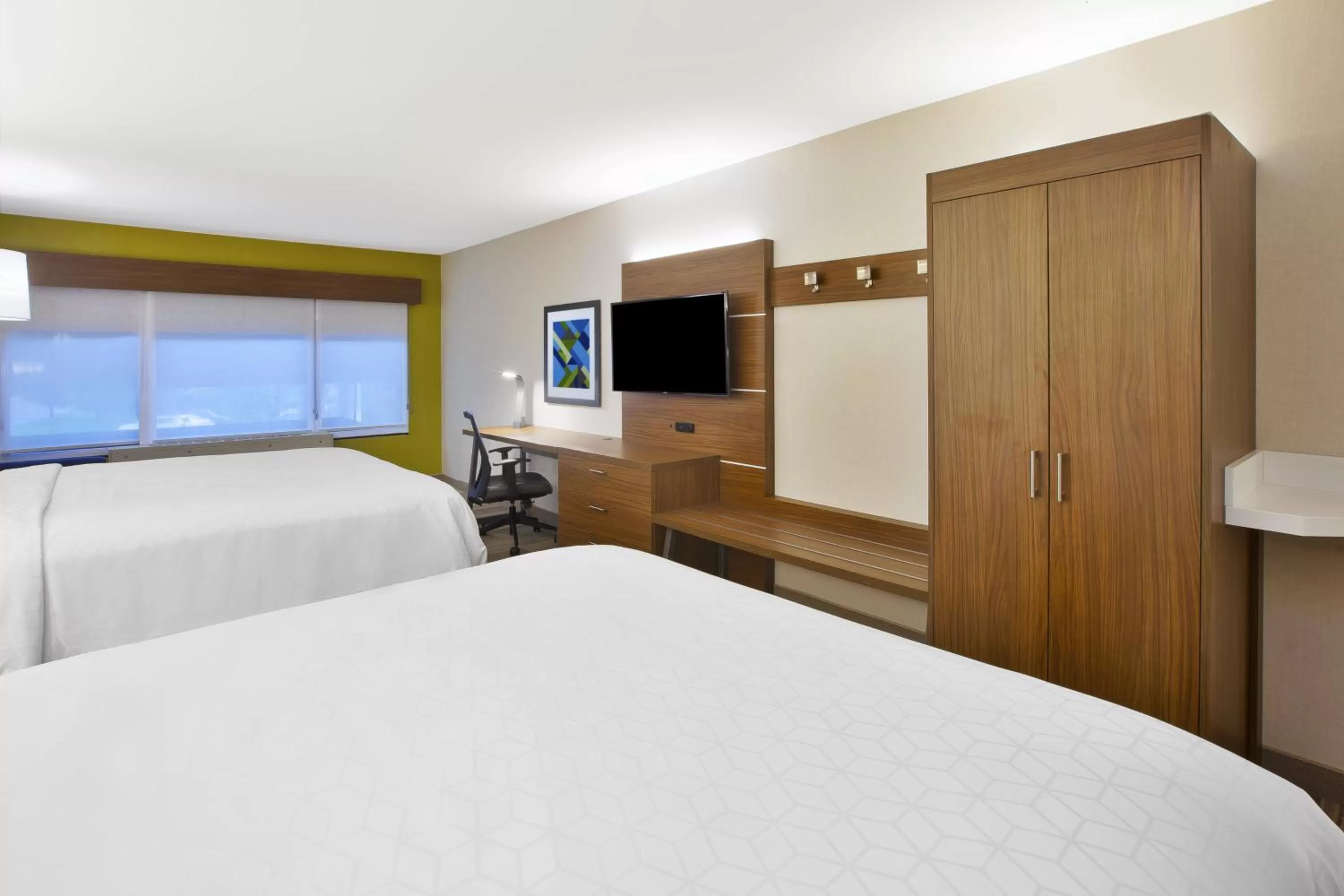 Photo of the whole room, Bed in Holiday Inn Express Rochester-Victor by IHG