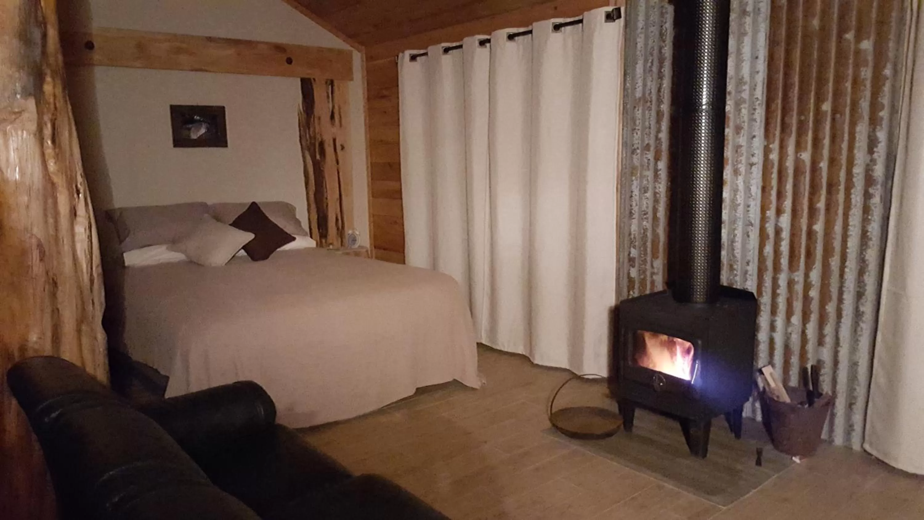 flat iron, Bed in Rustic Hut Bush Retreat