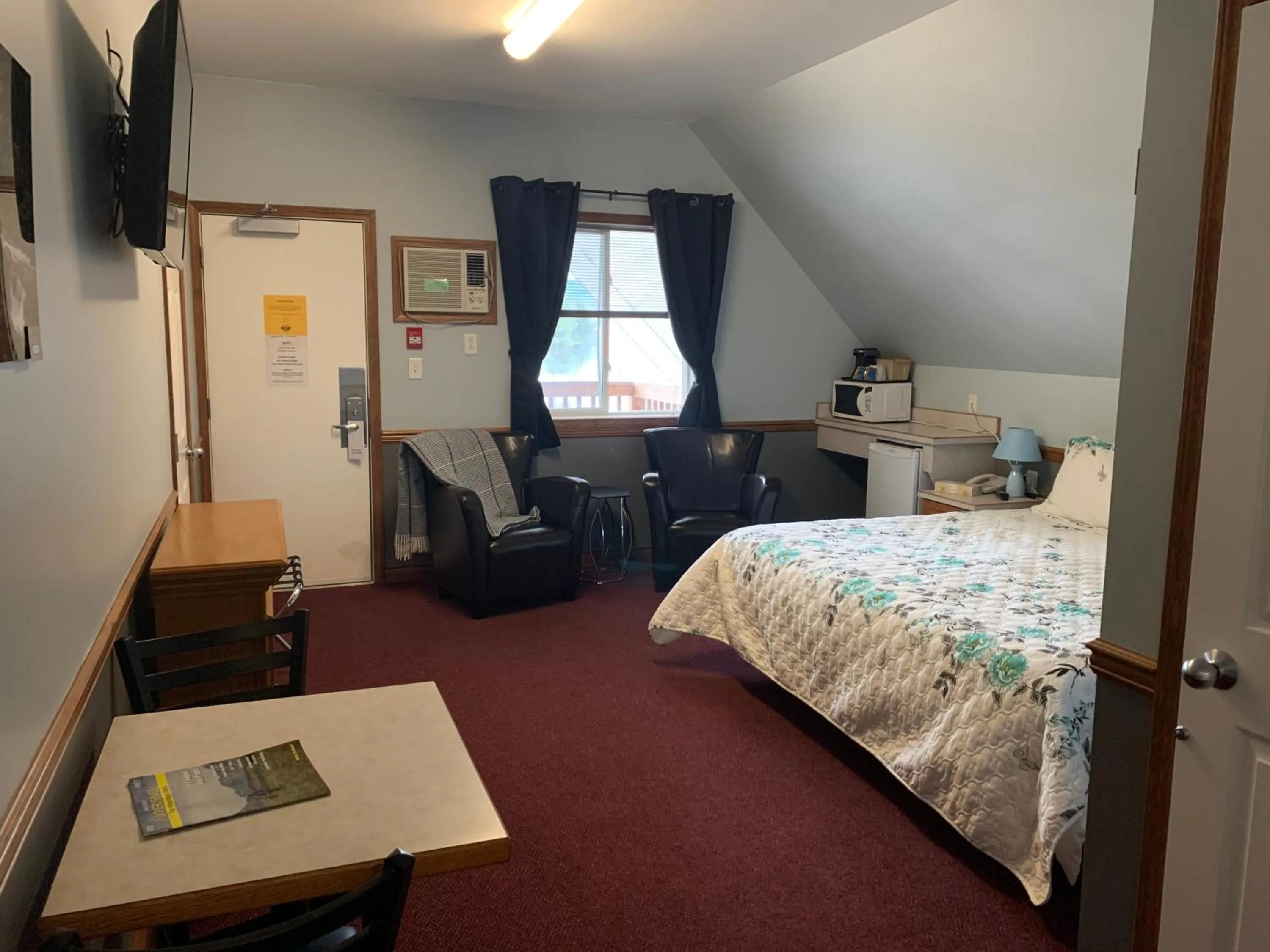 Photo of the whole room, Bed in Peaks Lodge