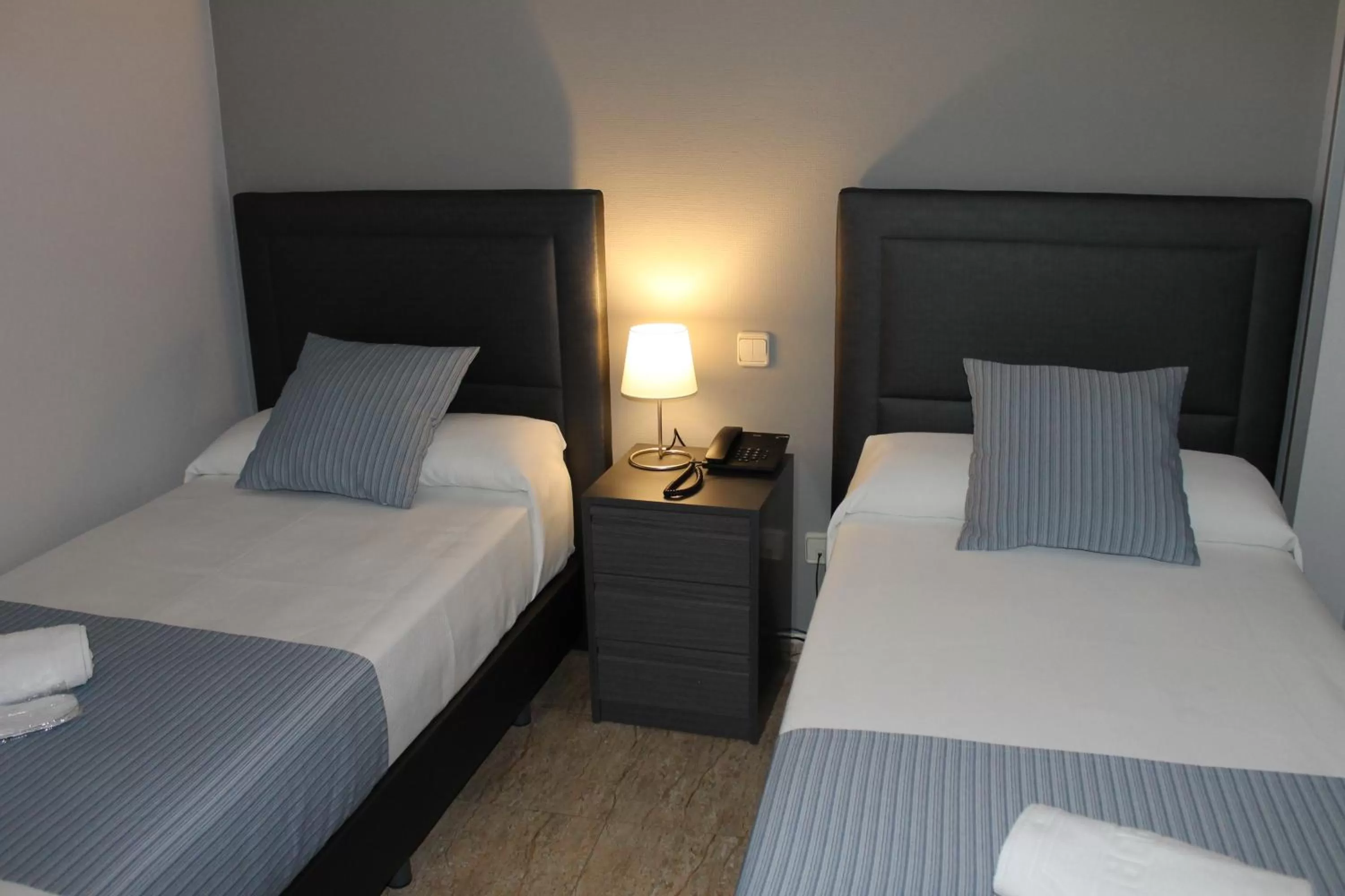 Bed in Hotel Barajas Plaza