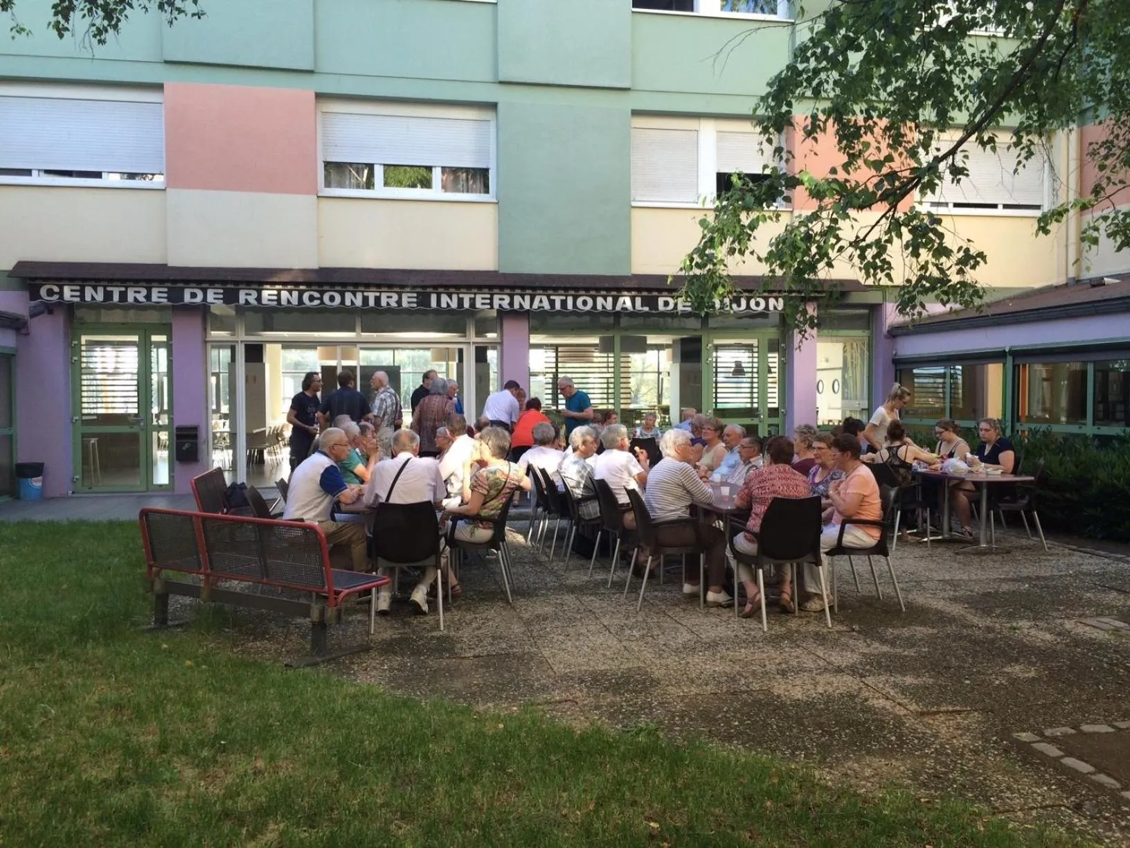 People in ETHIC ETAPES DIJON Accueil 24h24 et parking gratuit